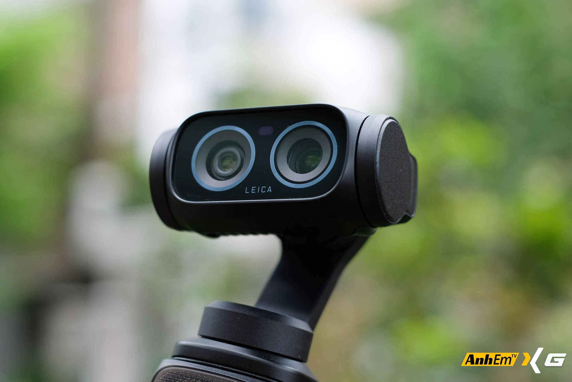 Tr&ecirc;n tay Insta360 Luna Ultra: Camera gimbal đầu ti&ecirc;n với m&agrave;n h&igrave;nh th&aacute;o rời, camera k&eacute;p Leica v&agrave; mức gi&aacute; khiến nhiều người phải suy nghĩ- Ảnh 11.