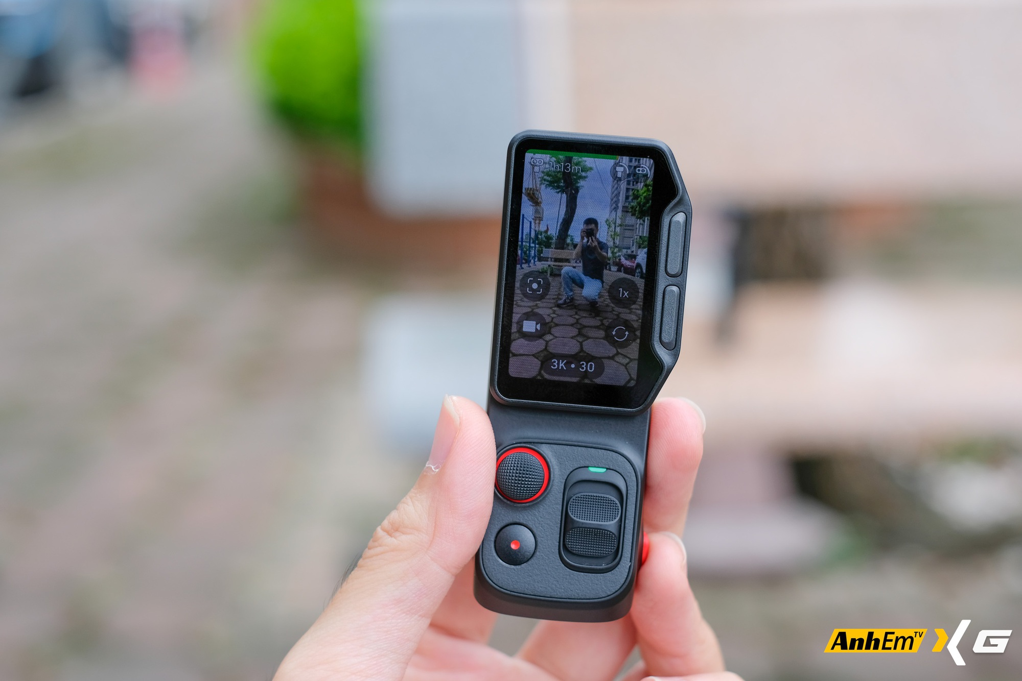 Tr&ecirc;n tay Insta360 Luna Ultra: Camera gimbal đầu ti&ecirc;n với m&agrave;n h&igrave;nh th&aacute;o rời, camera k&eacute;p Leica v&agrave; mức gi&aacute; khiến nhiều người phải suy nghĩ- Ảnh 19.