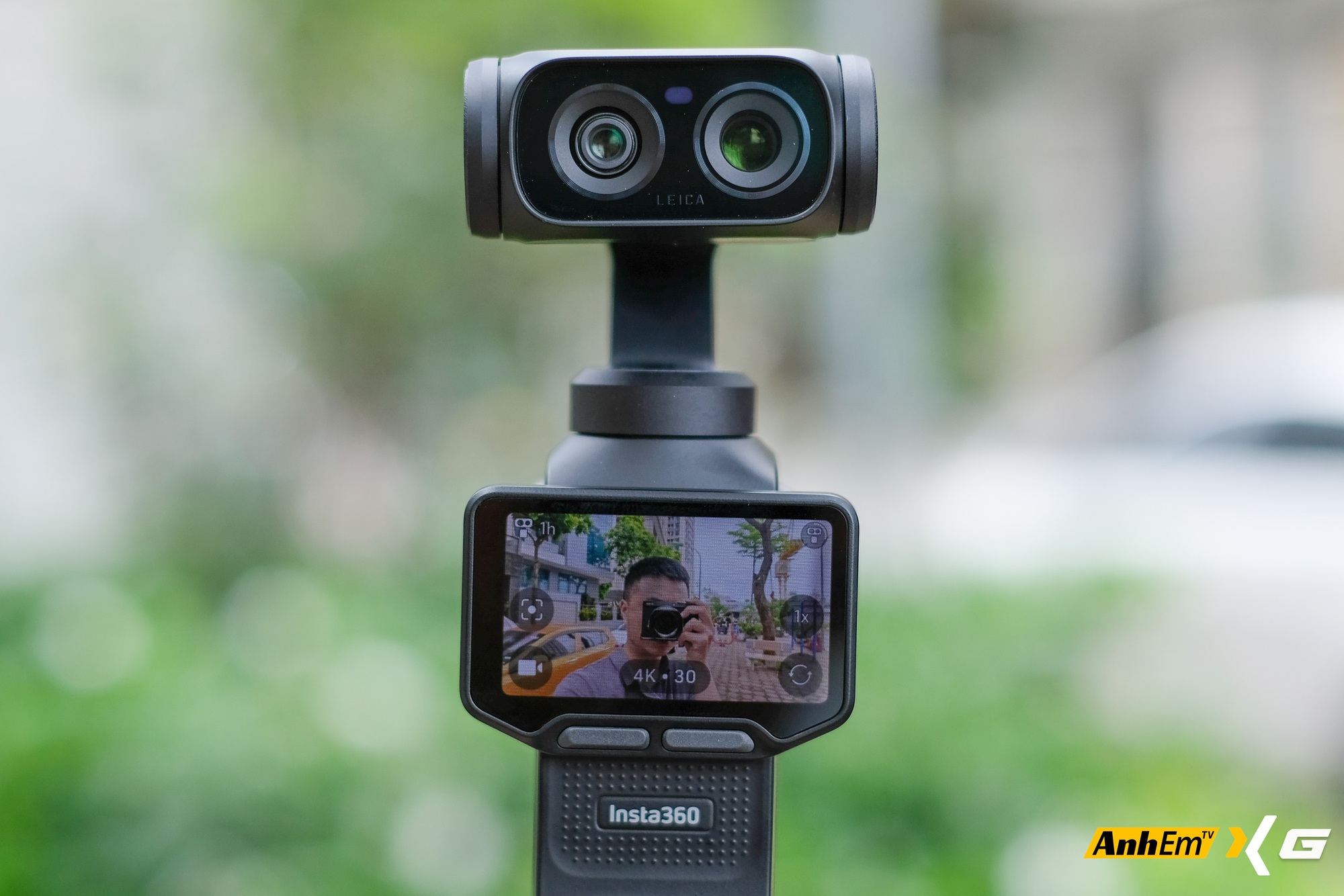 Tr&ecirc;n tay Insta360 Luna Ultra: Camera gimbal đầu ti&ecirc;n với m&agrave;n h&igrave;nh th&aacute;o rời, camera k&eacute;p Leica v&agrave; mức gi&aacute; khiến nhiều người phải suy nghĩ- Ảnh 12.