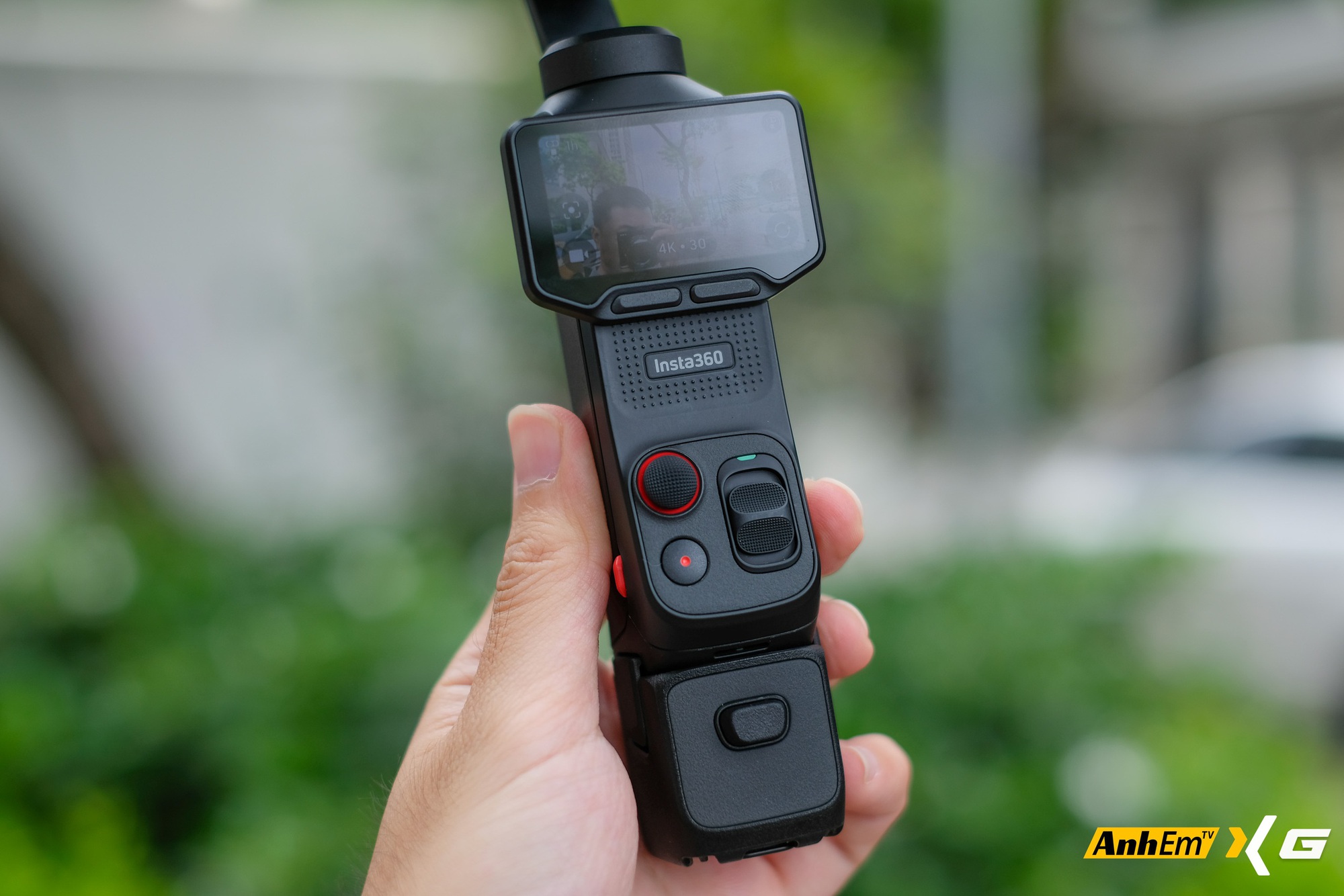 Tr&ecirc;n tay Insta360 Luna Ultra: Camera gimbal đầu ti&ecirc;n với m&agrave;n h&igrave;nh th&aacute;o rời, camera k&eacute;p Leica v&agrave; mức gi&aacute; khiến nhiều người phải suy nghĩ- Ảnh 13.