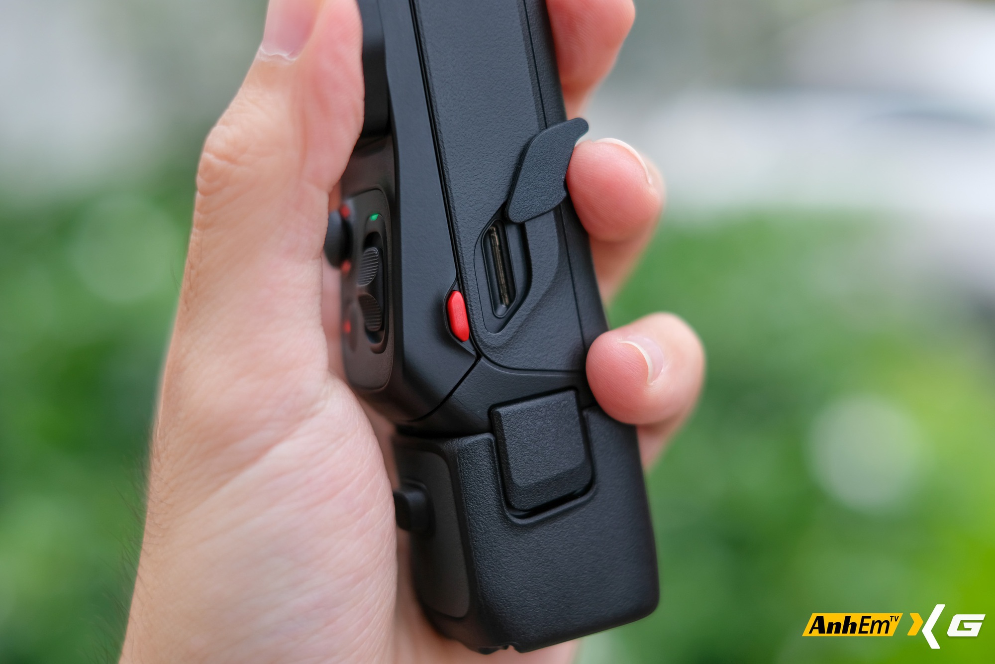 Tr&ecirc;n tay Insta360 Luna Ultra: Camera gimbal đầu ti&ecirc;n với m&agrave;n h&igrave;nh th&aacute;o rời, camera k&eacute;p Leica v&agrave; mức gi&aacute; khiến nhiều người phải suy nghĩ- Ảnh 9.