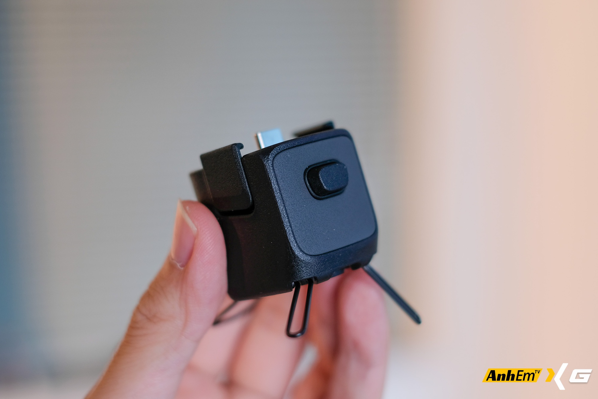 Tr&ecirc;n tay Insta360 Luna Ultra: Camera gimbal đầu ti&ecirc;n với m&agrave;n h&igrave;nh th&aacute;o rời, camera k&eacute;p Leica v&agrave; mức gi&aacute; khiến nhiều người phải suy nghĩ- Ảnh 5.