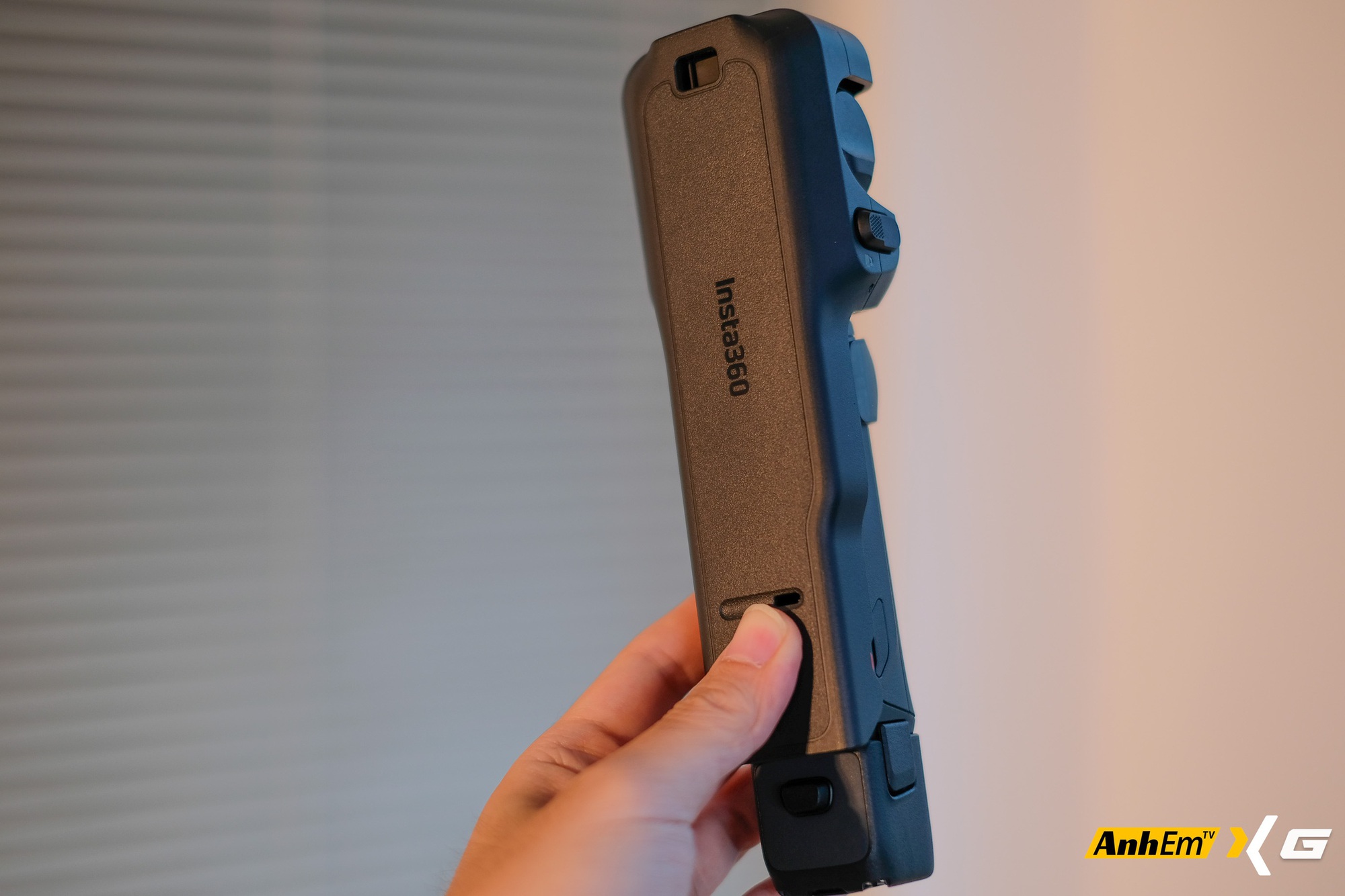 Tr&ecirc;n tay Insta360 Luna Ultra: Camera gimbal đầu ti&ecirc;n với m&agrave;n h&igrave;nh th&aacute;o rời, camera k&eacute;p Leica v&agrave; mức gi&aacute; khiến nhiều người phải suy nghĩ- Ảnh 7.