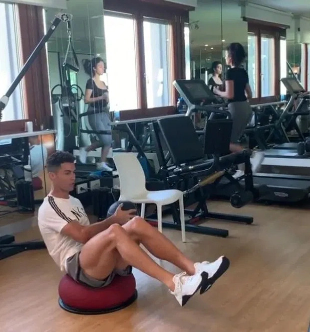 Ng&ocirc;i nh&agrave; của Ronaldo - Ảnh 44.