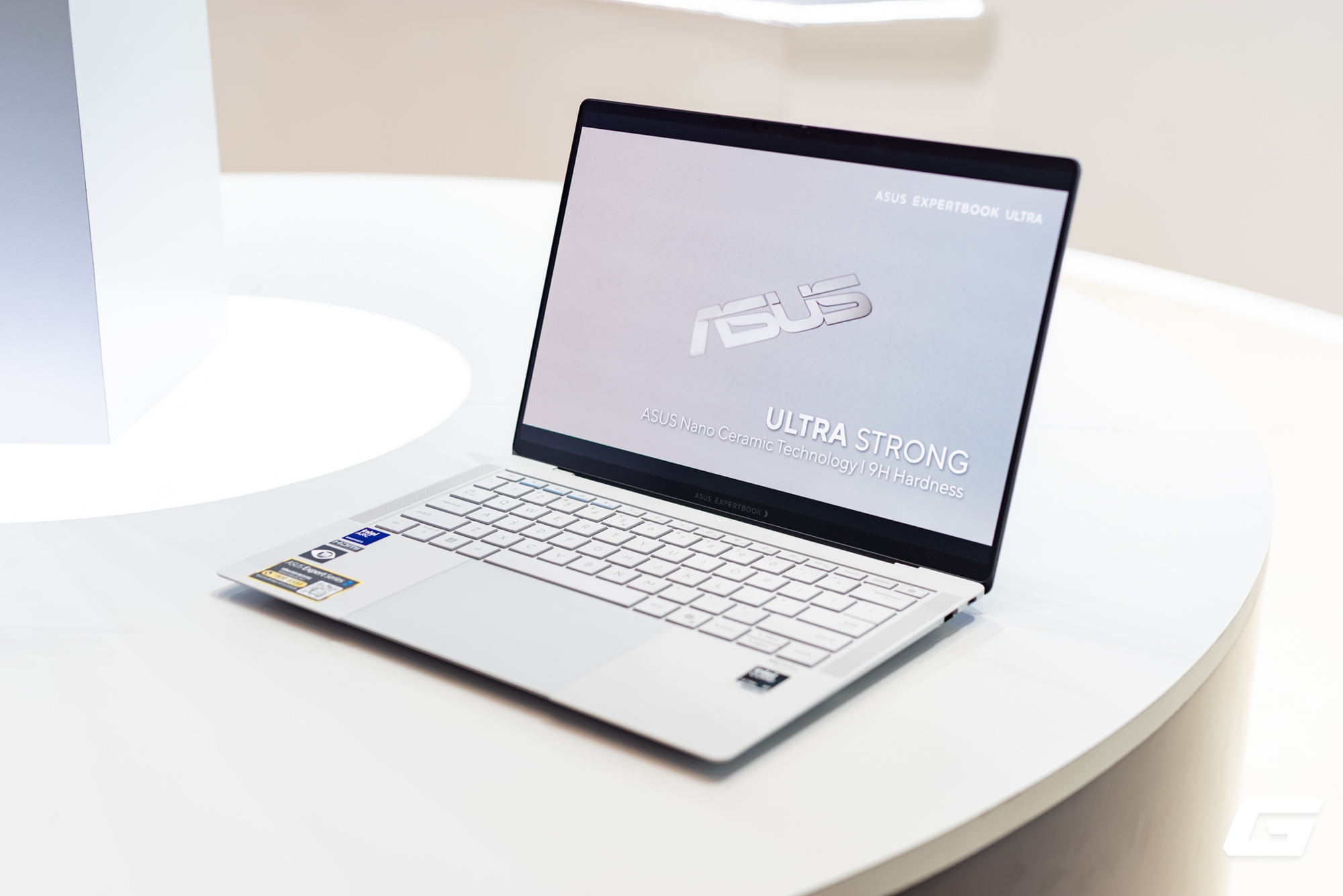ASUS tr&igrave;nh l&agrave;ng ExpertBook Ultra: Laptop doanh nh&acirc;n si&ecirc;u nhẹ dưới 1kg, d&ugrave;ng Intel Core Ultra thế hệ 3, m&agrave;n h&igrave;nh Tandem OLED, gi&aacute; từ 68 triệu đồng - Ảnh 1.