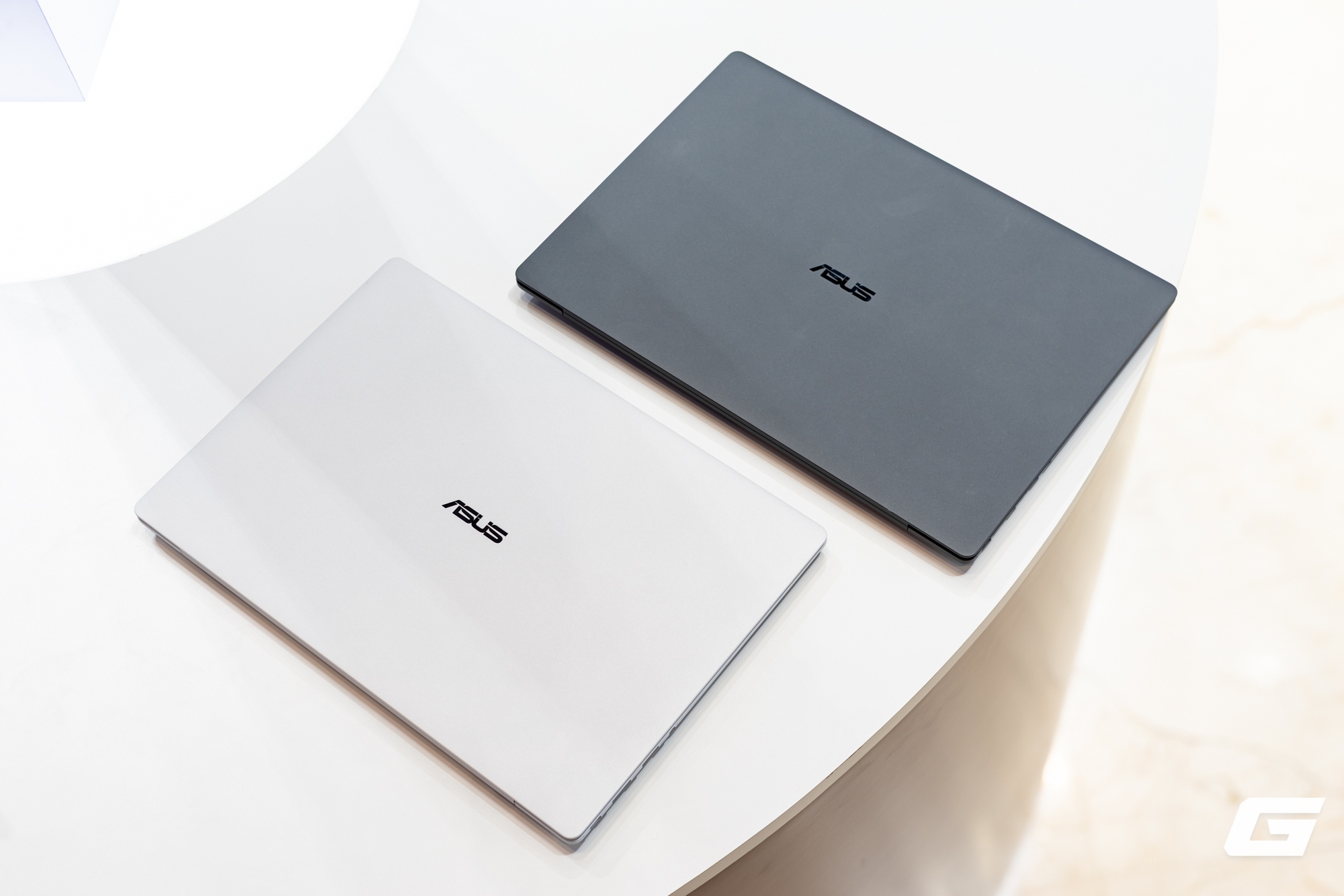 ASUS tr&igrave;nh l&agrave;ng ExpertBook Ultra: Laptop doanh nh&acirc;n si&ecirc;u nhẹ dưới 1kg, d&ugrave;ng Intel Core Ultra thế hệ 3, m&agrave;n h&igrave;nh Tandem OLED, gi&aacute; từ 68 triệu đồng - Ảnh 2.