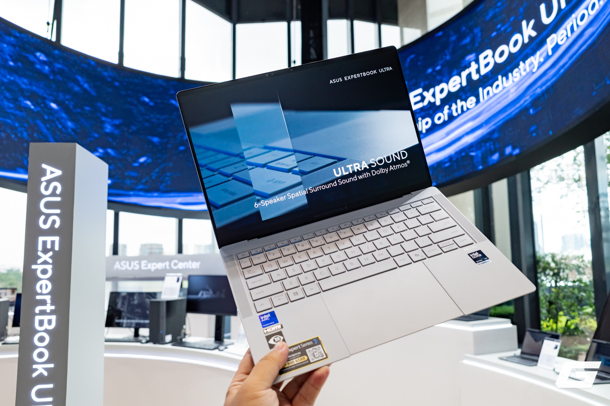 ASUS tr&igrave;nh l&agrave;ng ExpertBook Ultra: Laptop doanh nh&acirc;n si&ecirc;u nhẹ dưới 1kg, d&ugrave;ng Intel Core Ultra thế hệ 3, m&agrave;n h&igrave;nh Tandem OLED, gi&aacute; từ 68 triệu đồng - Ảnh 3.