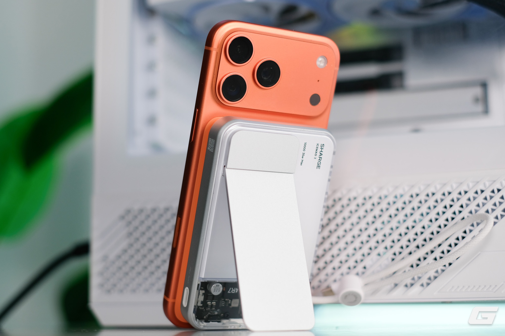 Tr&ecirc;n tay vi&ecirc;n pin MagSafe &ldquo;kh&ocirc;ng giống ai&rdquo; với quạt RGB, thiết kế đậm chất Cyberpunk, chuẩn Qi2.2 xịn nhất hiện nay - Ảnh 4.