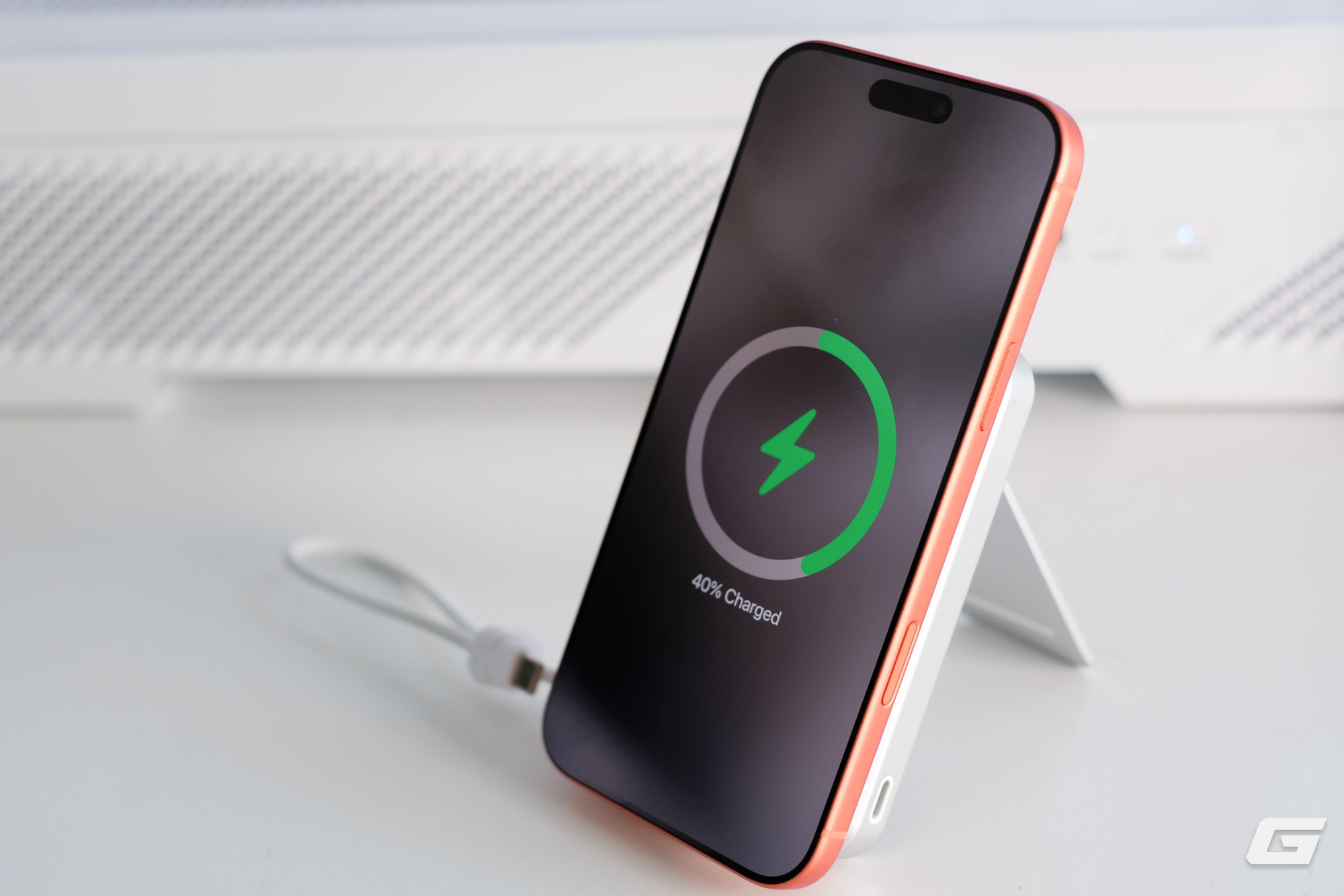 Tr&ecirc;n tay vi&ecirc;n pin MagSafe &ldquo;kh&ocirc;ng giống ai&rdquo; với quạt RGB, thiết kế đậm chất Cyberpunk, chuẩn Qi2.2 xịn nhất hiện nay - Ảnh 10.