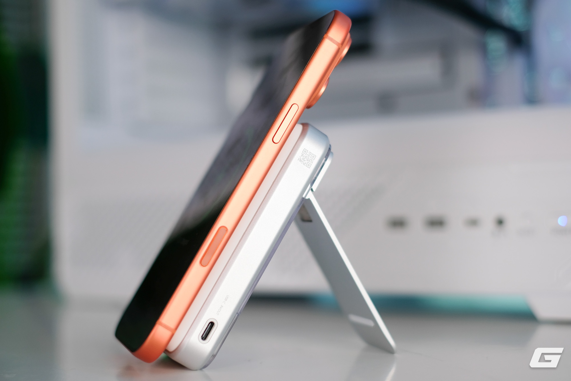 Tr&ecirc;n tay vi&ecirc;n pin MagSafe &ldquo;kh&ocirc;ng giống ai&rdquo; với quạt RGB, thiết kế đậm chất Cyberpunk, chuẩn Qi2.2 xịn nhất hiện nay - Ảnh 6.