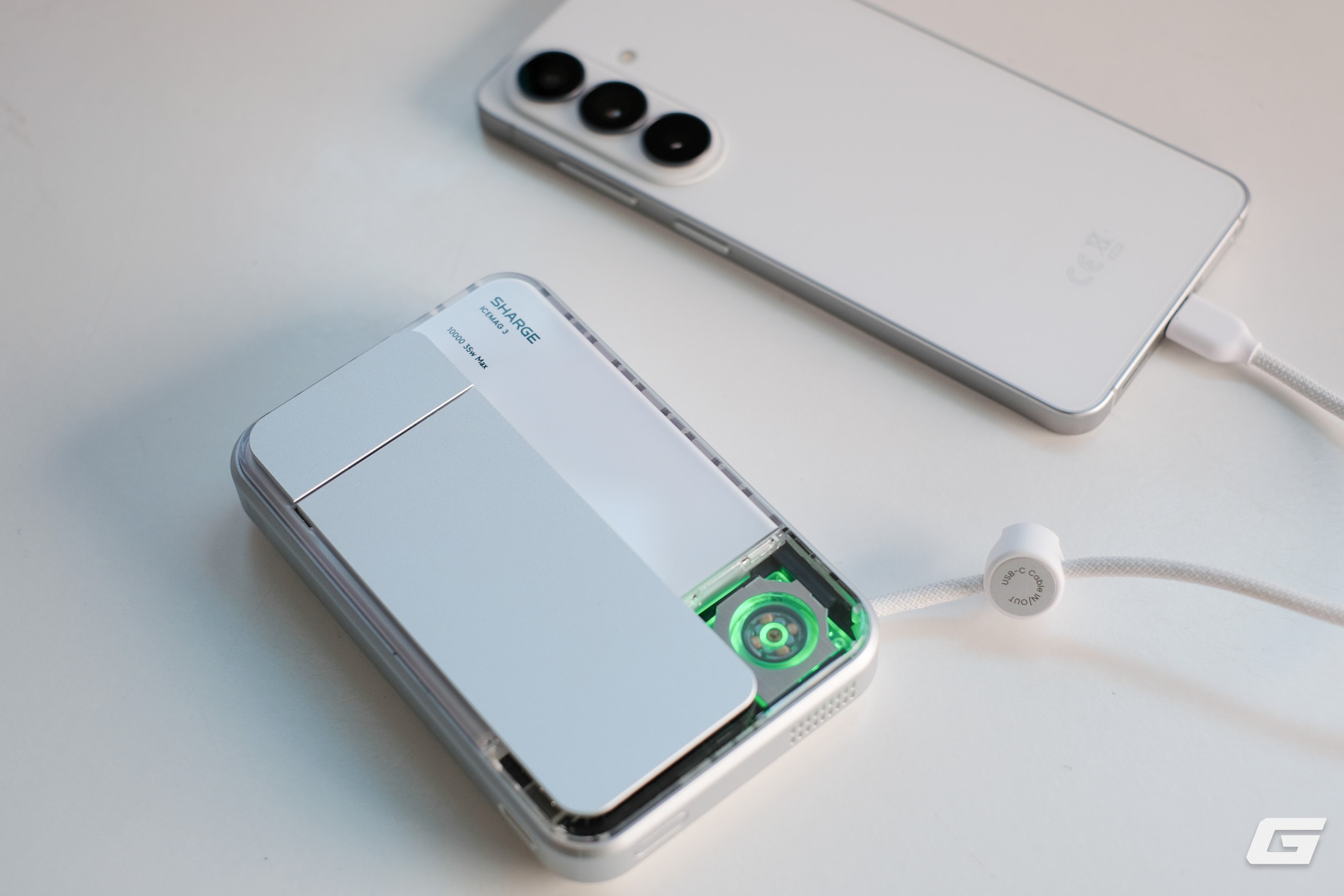 Tr&ecirc;n tay vi&ecirc;n pin MagSafe &ldquo;kh&ocirc;ng giống ai&rdquo; với quạt RGB, thiết kế đậm chất Cyberpunk, chuẩn Qi2.2 xịn nhất hiện nay - Ảnh 13.