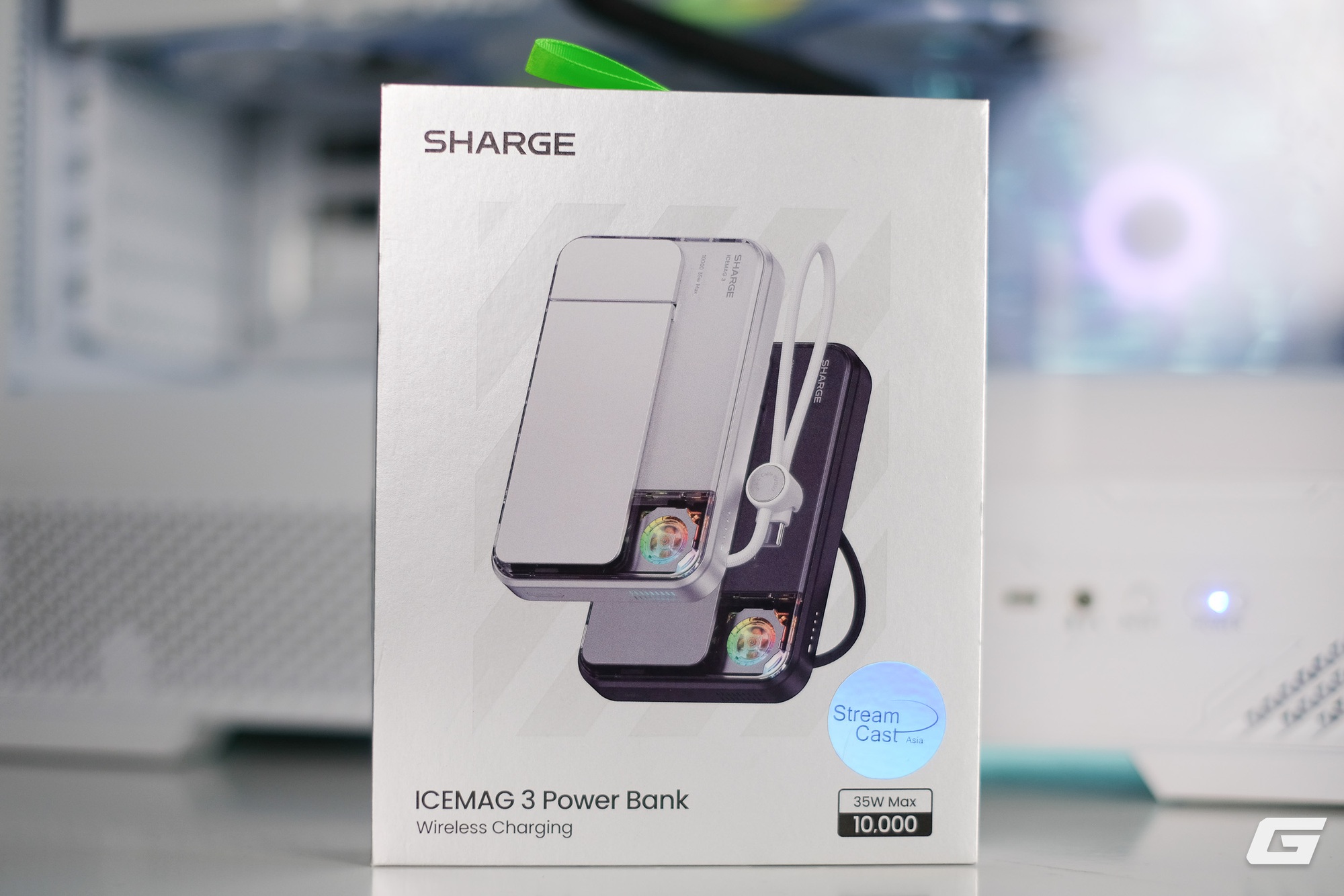 Tr&ecirc;n tay vi&ecirc;n pin MagSafe &ldquo;kh&ocirc;ng giống ai&rdquo; với quạt RGB, thiết kế đậm chất Cyberpunk, chuẩn Qi2.2 xịn nhất hiện nay - Ảnh 1.