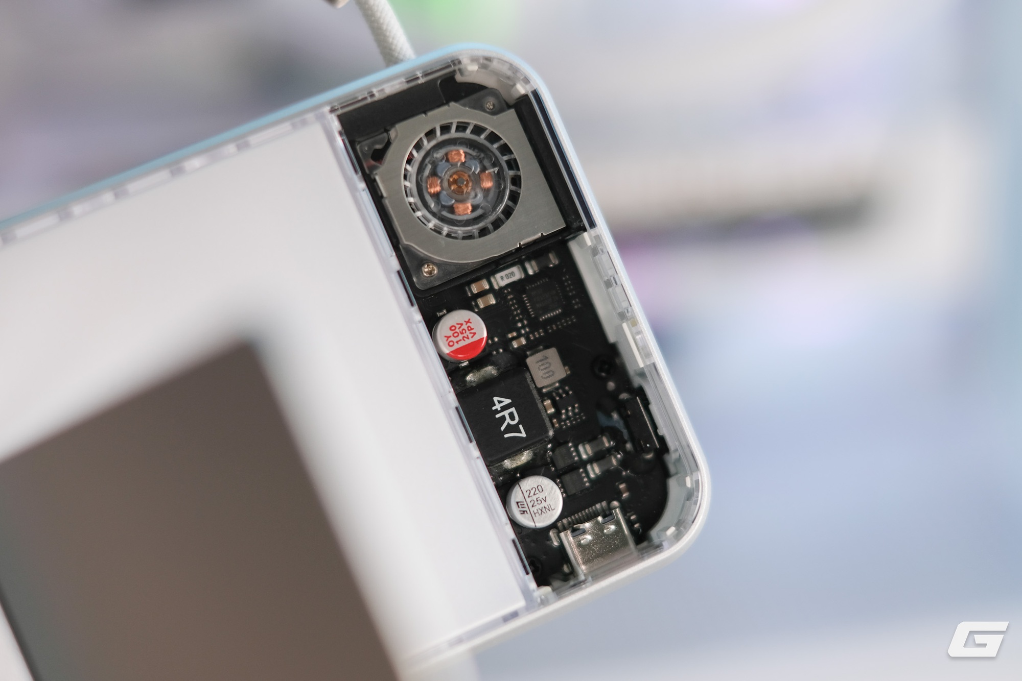 Tr&ecirc;n tay vi&ecirc;n pin MagSafe &ldquo;kh&ocirc;ng giống ai&rdquo; với quạt RGB, thiết kế đậm chất Cyberpunk, chuẩn Qi2.2 xịn nhất hiện nay - Ảnh 3.