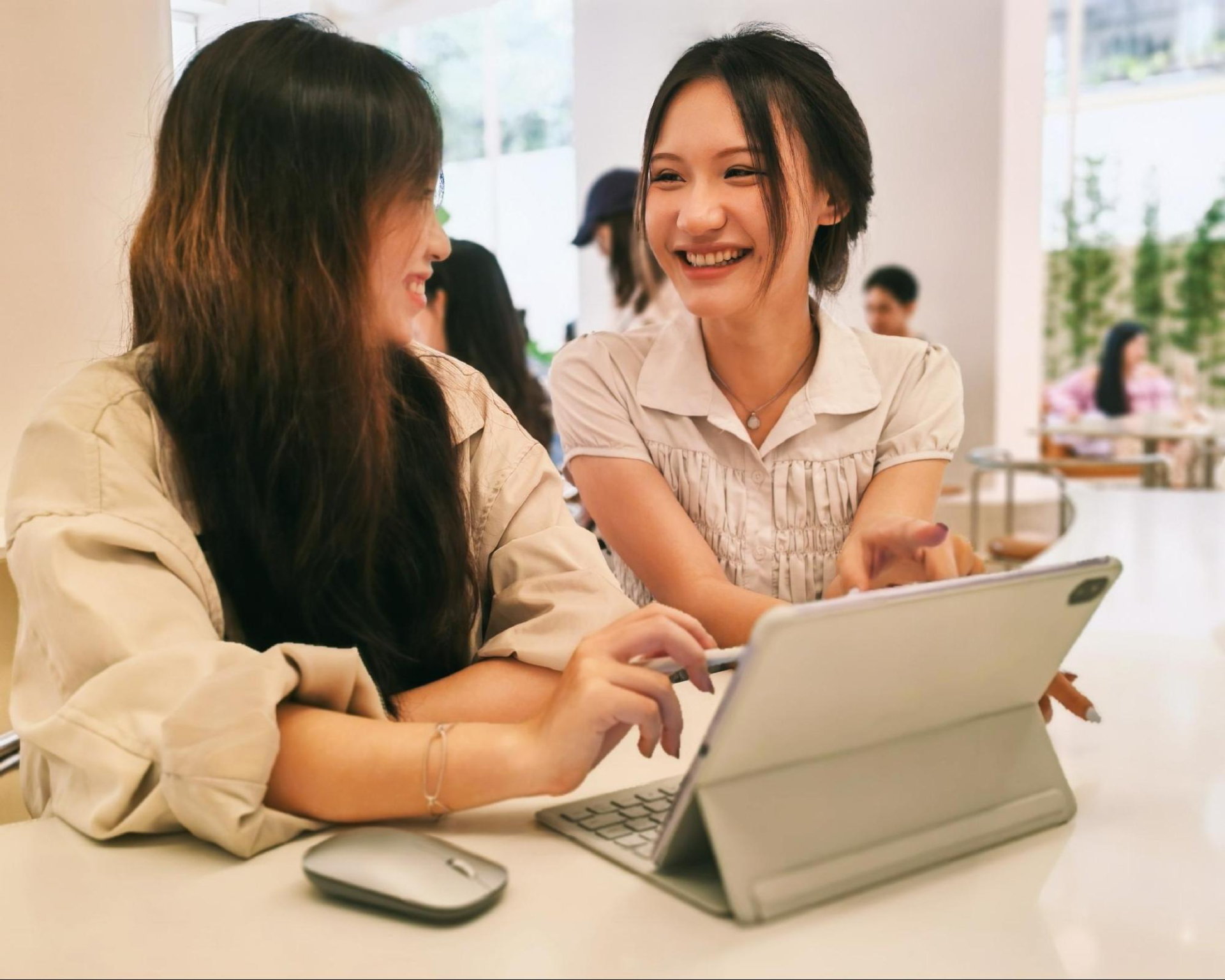Apple tăng gi&aacute; đ&uacute;ng m&ugrave;a tựu trường, chọn m&aacute;y t&iacute;nh bảng n&agrave;o ngo&agrave;i iPad cho việc học?- Ảnh 1.