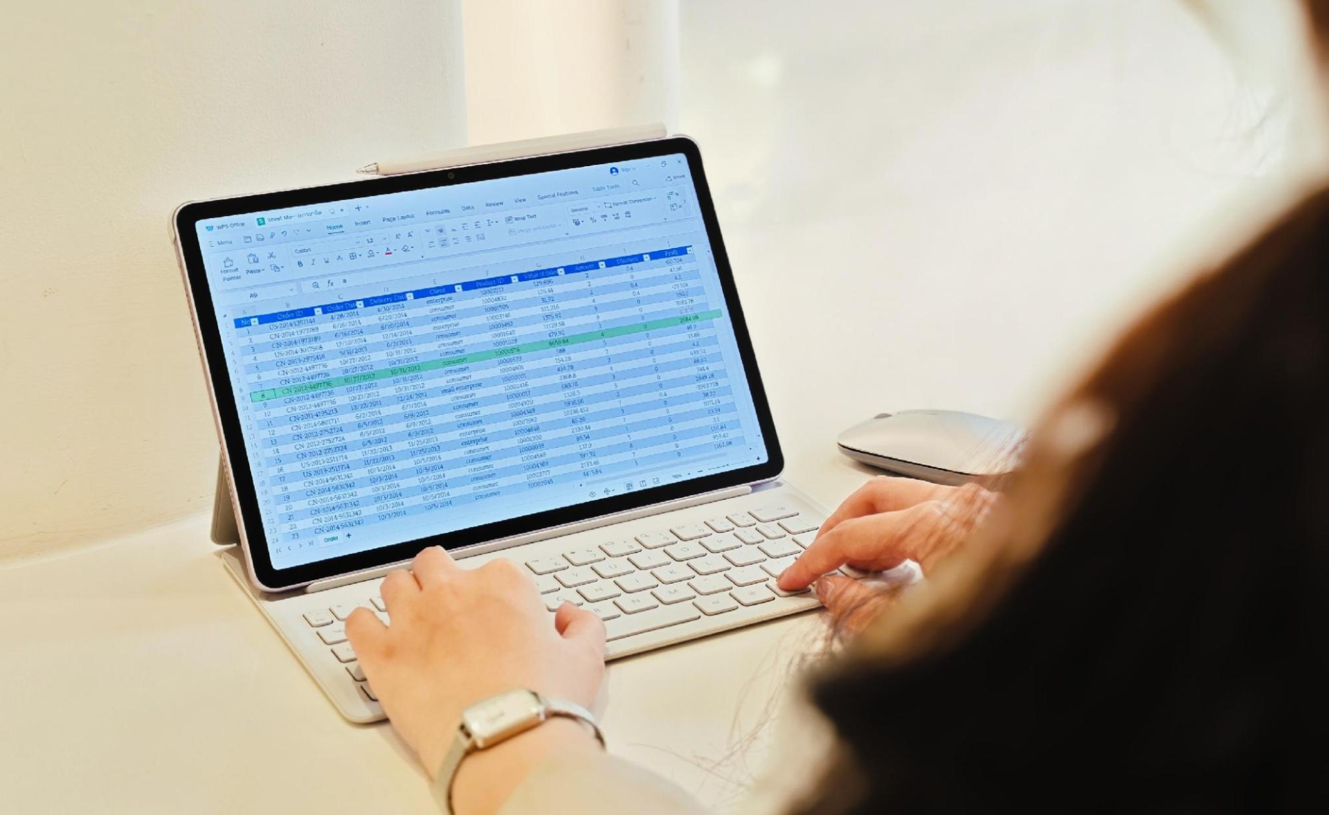 Apple tăng gi&aacute; đ&uacute;ng m&ugrave;a tựu trường, chọn m&aacute;y t&iacute;nh bảng n&agrave;o ngo&agrave;i iPad cho việc học?- Ảnh 2.
