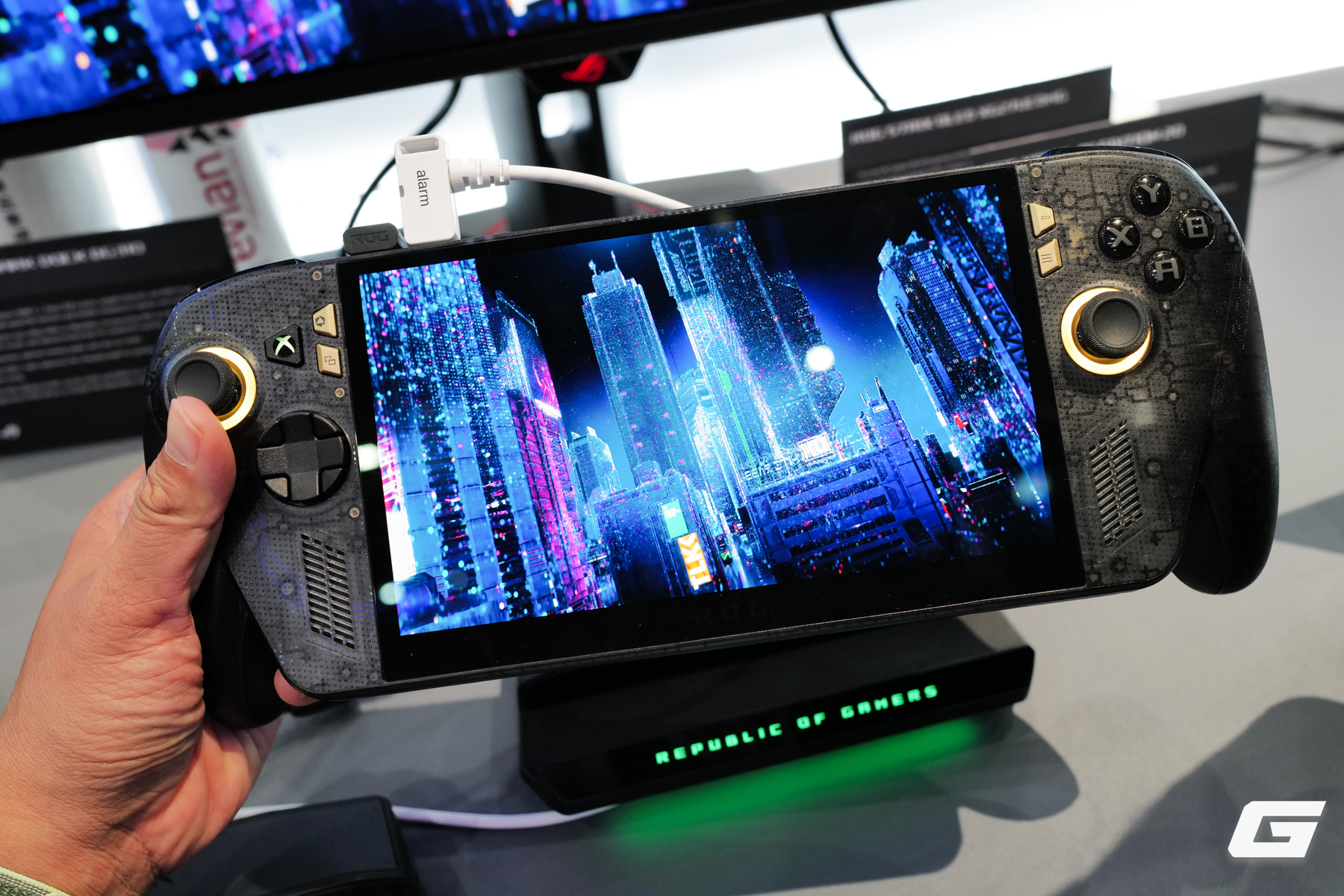 Dạo quanh gian h&agrave;ng ASUS ROG tại Computex 2026: Laptop SCAR 18 với m&agrave;n 4K 240Hz, Xbox Ally kỷ niệm 20 năm v&agrave; concept handheld đầy hứa hẹn - Ảnh 7.
