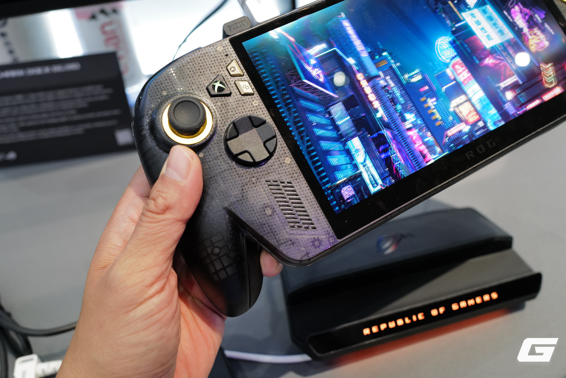 Dạo quanh gian h&agrave;ng ASUS ROG tại Computex 2026: Laptop SCAR 18 với m&agrave;n 4K 240Hz, Xbox Ally kỷ niệm 20 năm v&agrave; concept handheld đầy hứa hẹn - Ảnh 9.