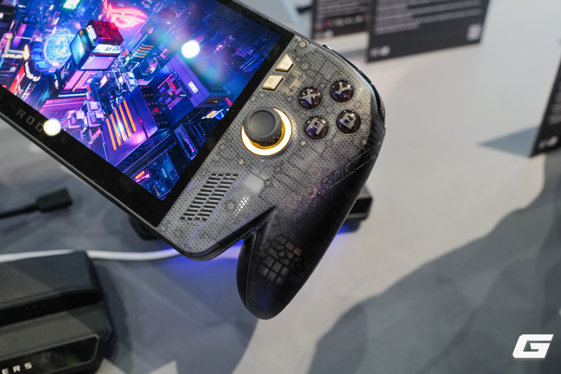 Dạo quanh gian h&agrave;ng ASUS ROG tại Computex 2026: Laptop SCAR 18 với m&agrave;n 4K 240Hz, Xbox Ally kỷ niệm 20 năm v&agrave; concept handheld đầy hứa hẹn - Ảnh 11.