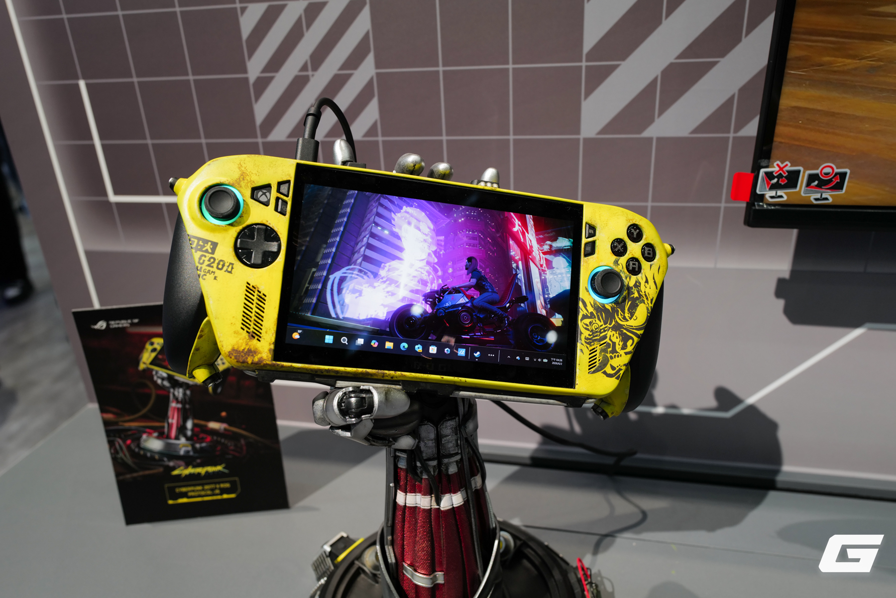 Dạo quanh gian h&agrave;ng ASUS ROG tại Computex 2026: Laptop SCAR 18 với m&agrave;n 4K 240Hz, Xbox Ally kỷ niệm 20 năm v&agrave; concept handheld đầy hứa hẹn - Ảnh 19.