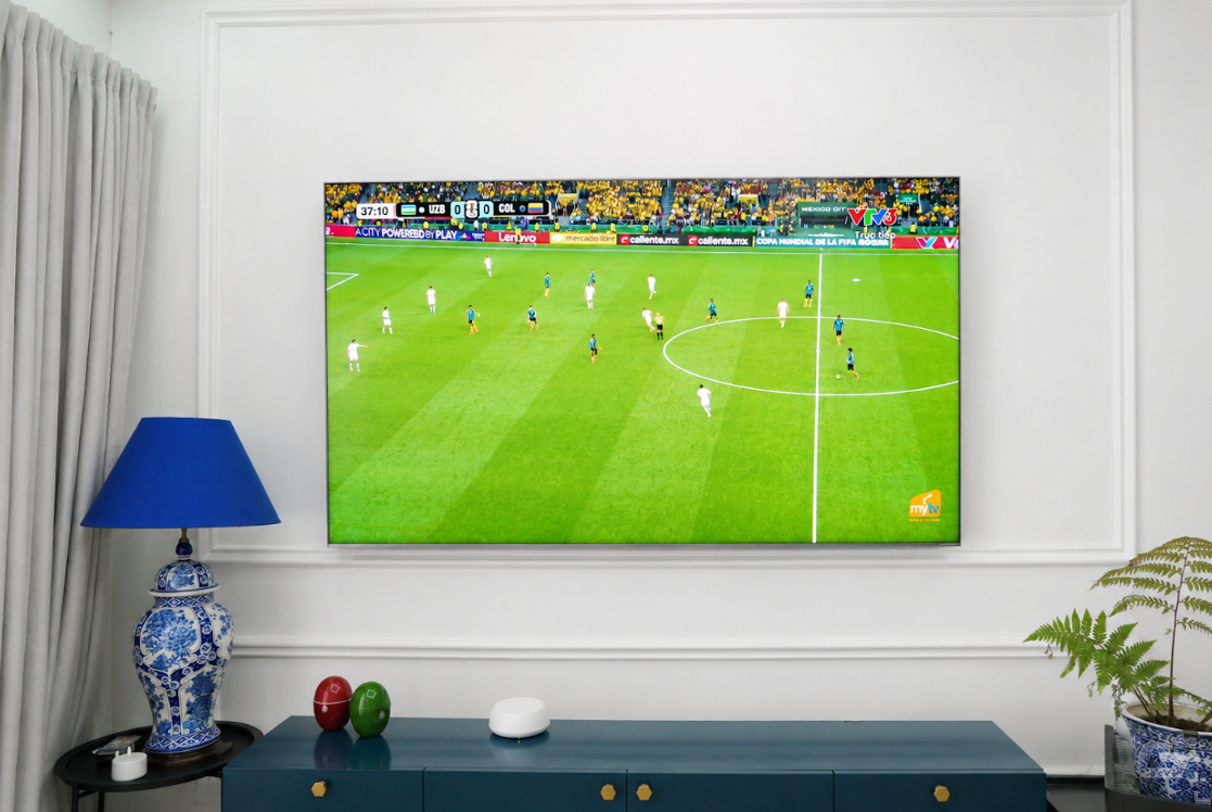 Xem World Cup 2026 tr&ecirc;n TCL C8L sẽ thấy c&oacute; những c&ocirc;ng nghệ phải trải nghiệm tận mắt, tận tai mới "chất" - Ảnh 2.
