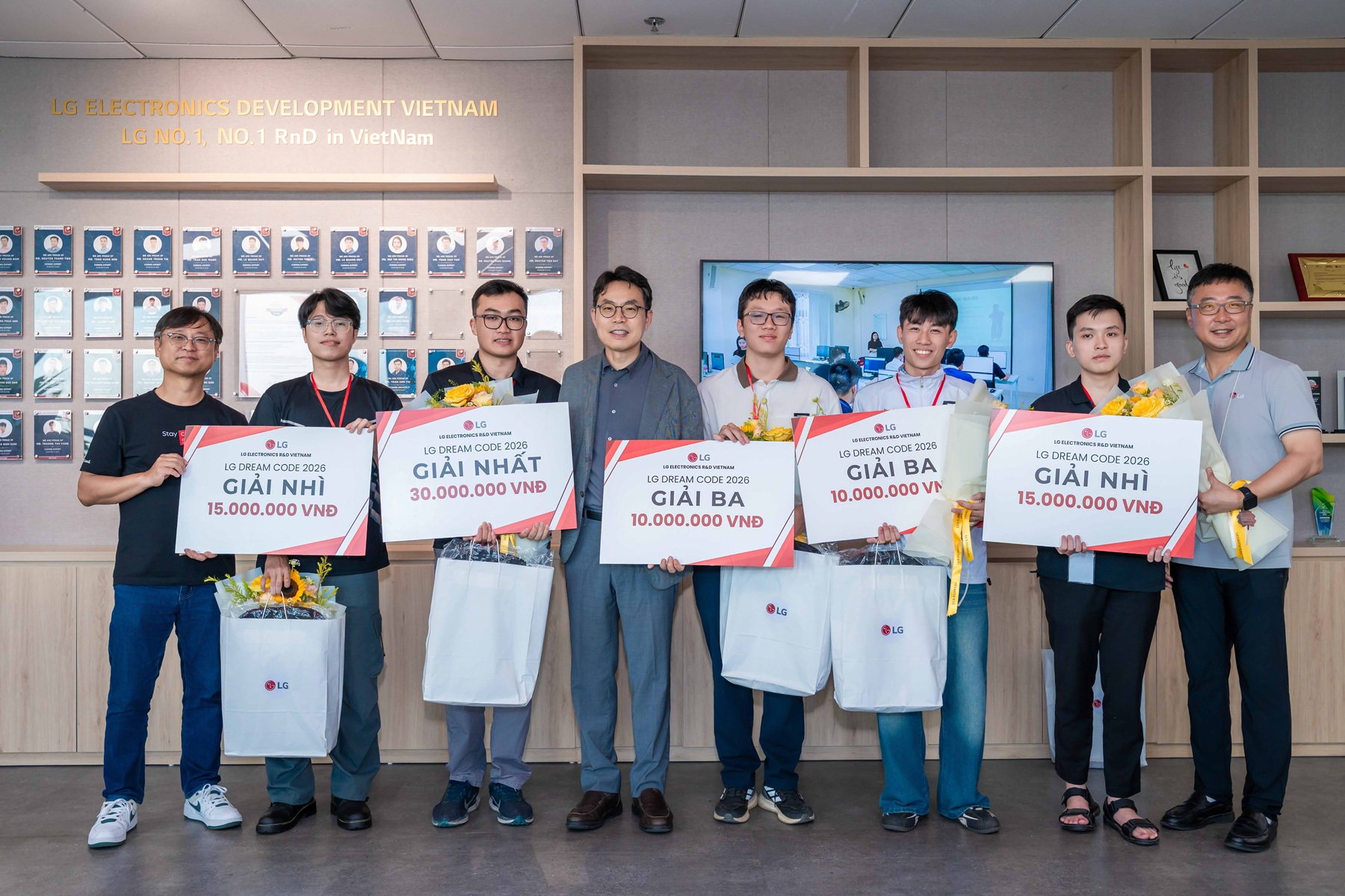 LG kỷ niệm 10 năm ph&aacute;t triển phần mềm &ocirc; t&ocirc; tại Việt Nam - Ảnh 3.