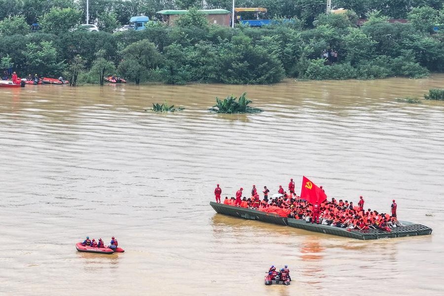 Gallery - Cận cảnh "tàu sân bay cứu hộ" của Trung Quốc, giải cứu thần tốc hơn 6000 sinh viên bị cô lập suốt 3 ngày tại Quảng Tây - image 2