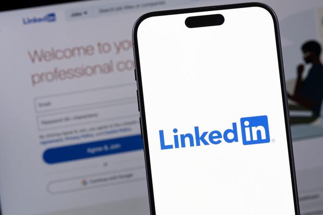 LinkedIn, "nghĩa địa việc l&agrave;m ma", đang trở th&agrave;nh app hẹn h&ograve; bất đắc dĩ: Khi CV đ&aacute;ng tin hơn cả profile Tinder - Ảnh 5.