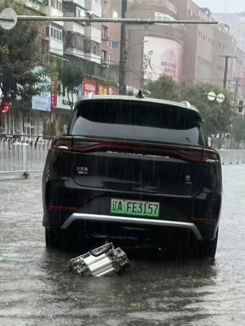 Xe đang chạy bị rơi động cơ, BYD nói do 'va chạm khi lội nước, không phải vấn đề chất lượng' - Ảnh 2.