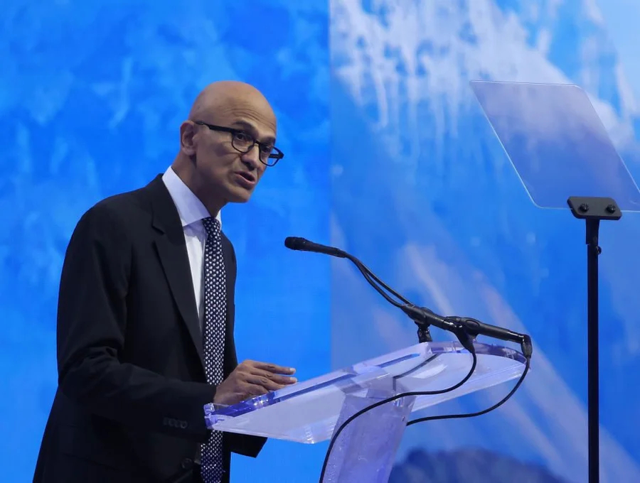 CEO Microsoft &aacute;m chỉ Anthropic l&agrave; kẻ đạo đức giả: D&ugrave;ng dữ liệu internet để huấn luyện Claude rồi cấm người kh&aacute;c l&agrave;m vậy - Ảnh 1.