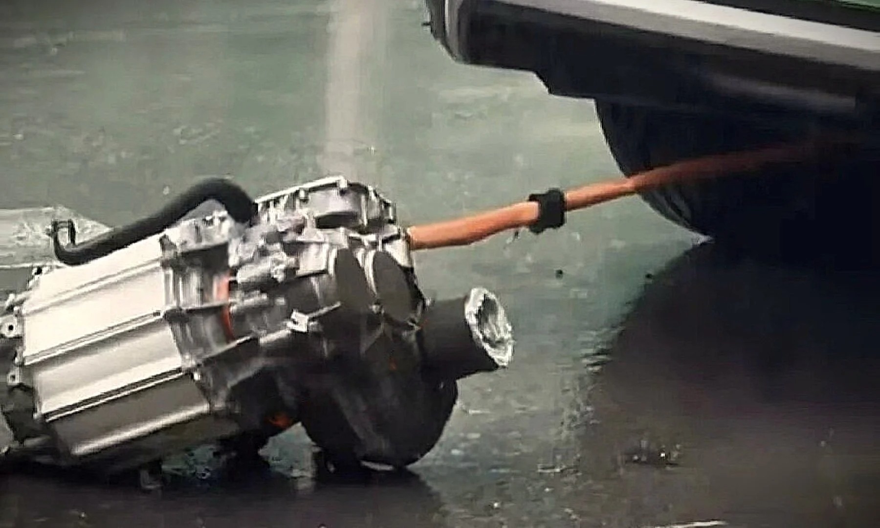 Xe đang chạy bị rơi động cơ, BYD nói do 'va chạm khi lội nước, không phải vấn đề chất lượng' - Ảnh 1.
