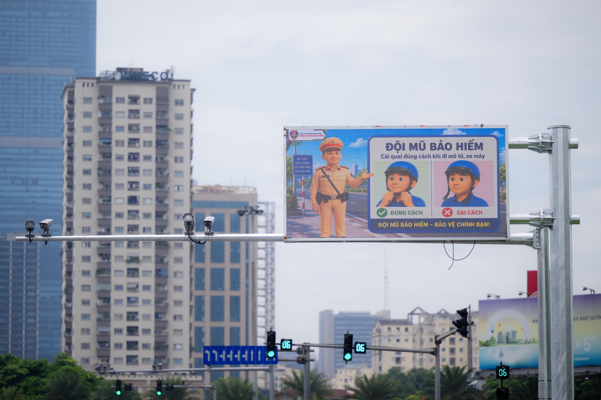 Cận cảnh hệ thống giao th&ocirc;ng th&ocirc;ng minh vừa - Ảnh 4.