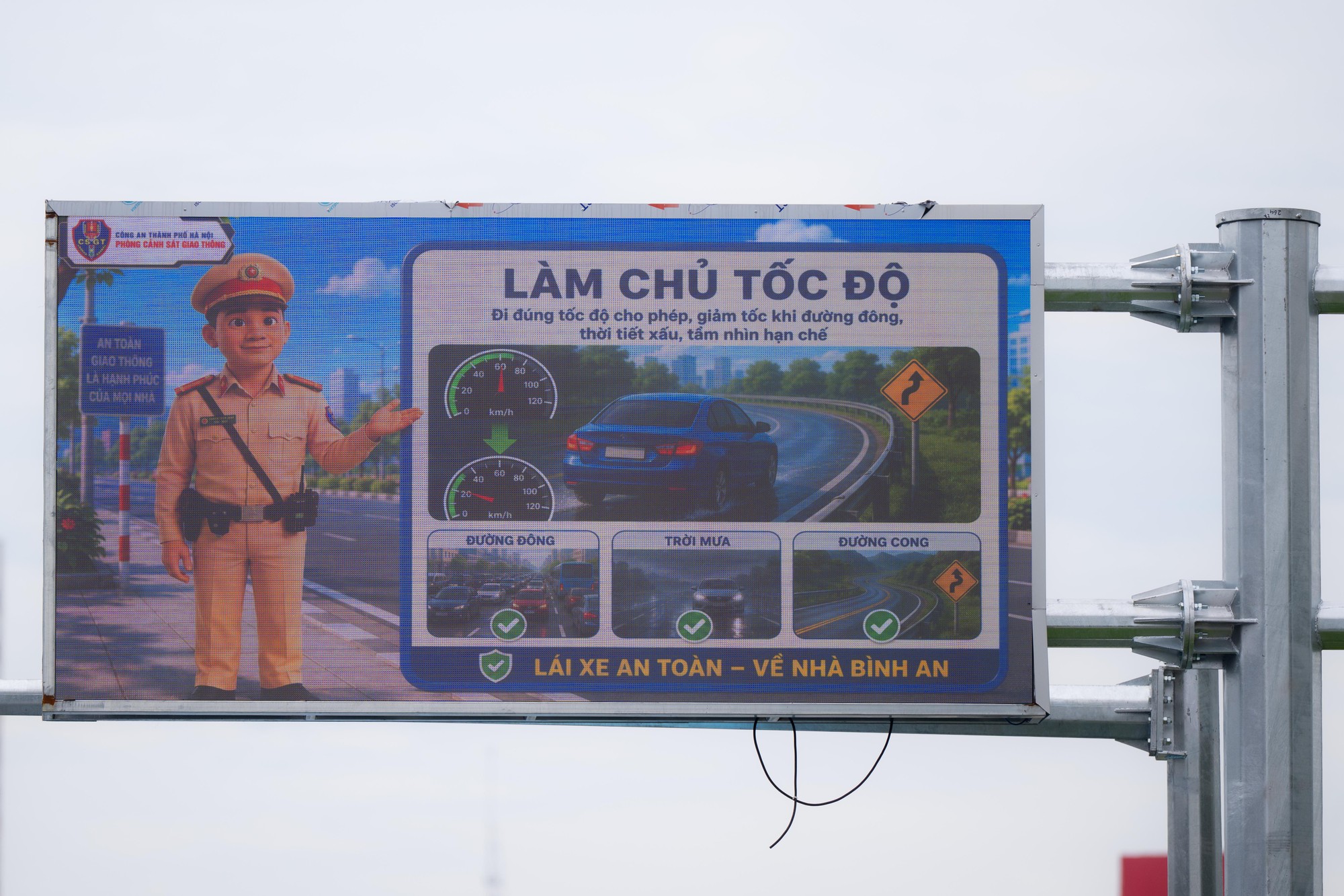 Cận cảnh hệ thống giao th&ocirc;ng th&ocirc;ng minh vừa - Ảnh 2.