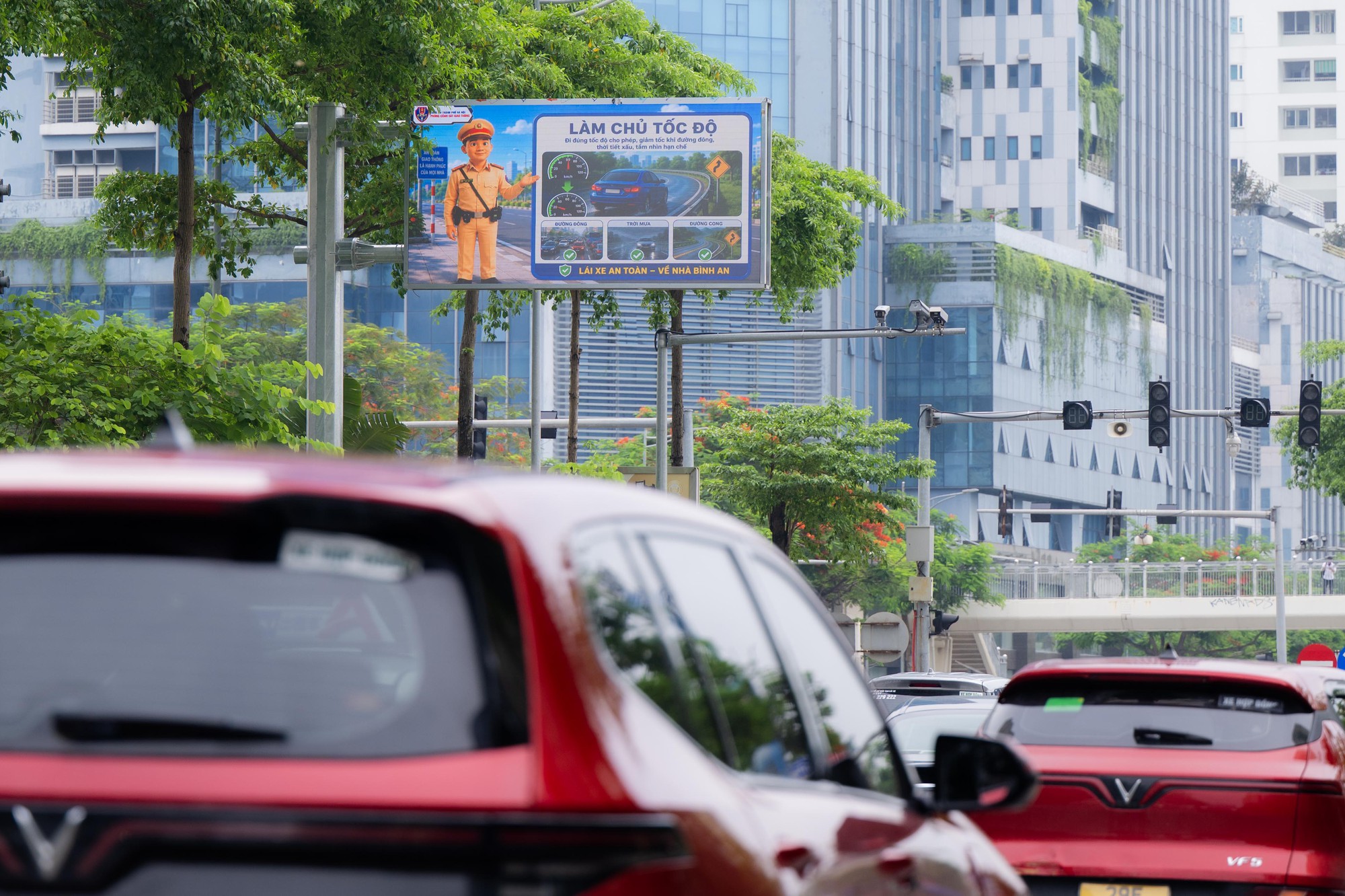 Cận cảnh hệ thống giao th&ocirc;ng th&ocirc;ng minh vừa - Ảnh 13.