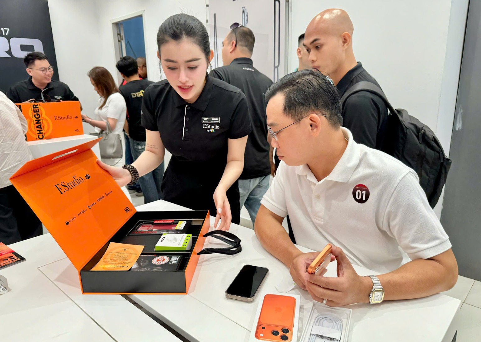 Người Việt vẫn sẵn s&agrave;ng chi nhiều tiền hơn cho iPhone d&ugrave; gi&aacute; c&oacute; tăng - Ảnh 3.