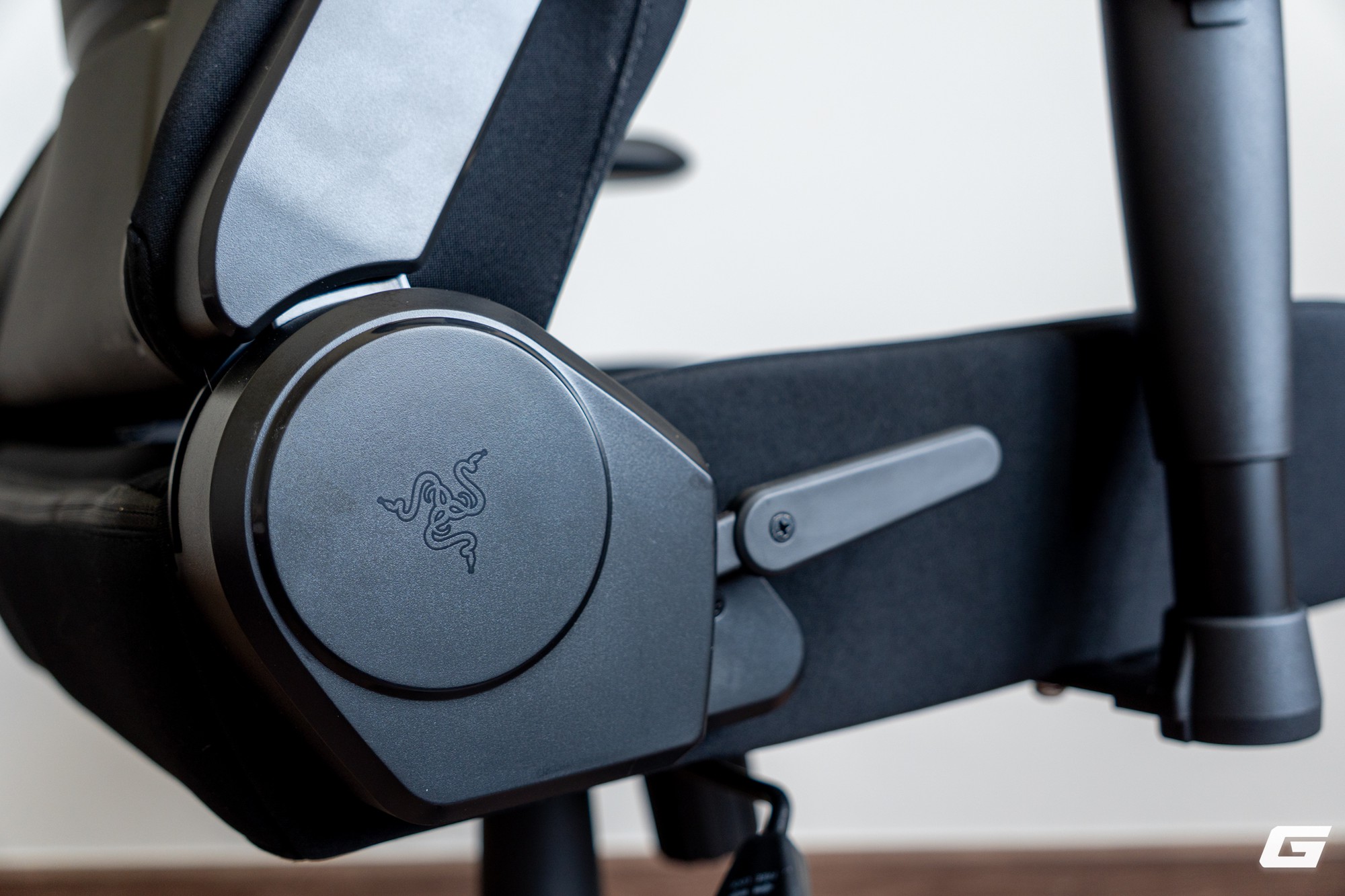 Trải nghiệm Soma Chroma: Ghế gaming RGB "kh&ocirc;ng d&acirc;y" 17,5 triệu đồng của Razer c&oacute; g&igrave; đ&aacute;ng ch&uacute; &yacute; - Ảnh 30.
