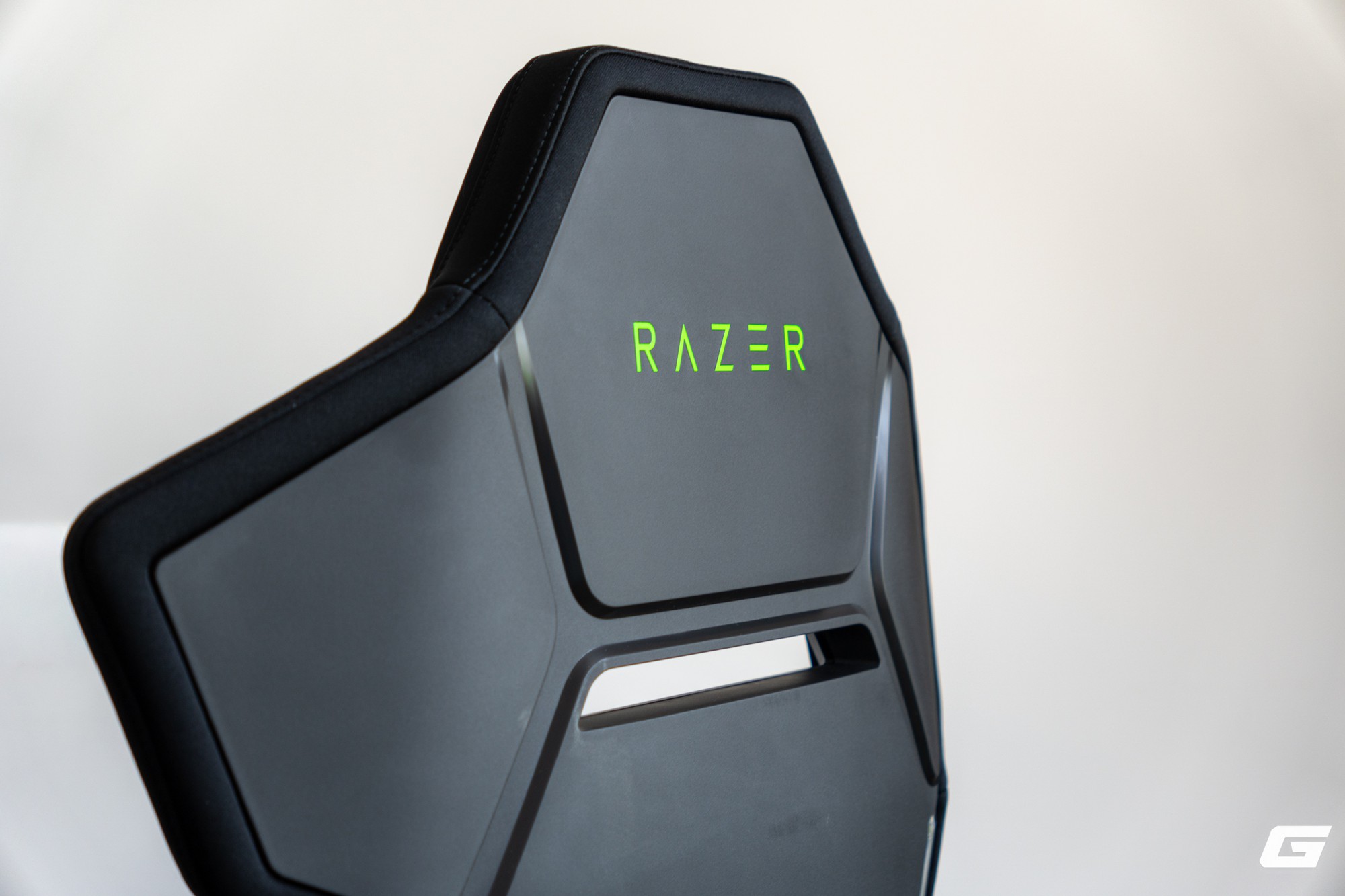Trải nghiệm Soma Chroma: Ghế gaming RGB "kh&ocirc;ng d&acirc;y" 17,5 triệu đồng của Razer c&oacute; g&igrave; đ&aacute;ng ch&uacute; &yacute; - Ảnh 18.