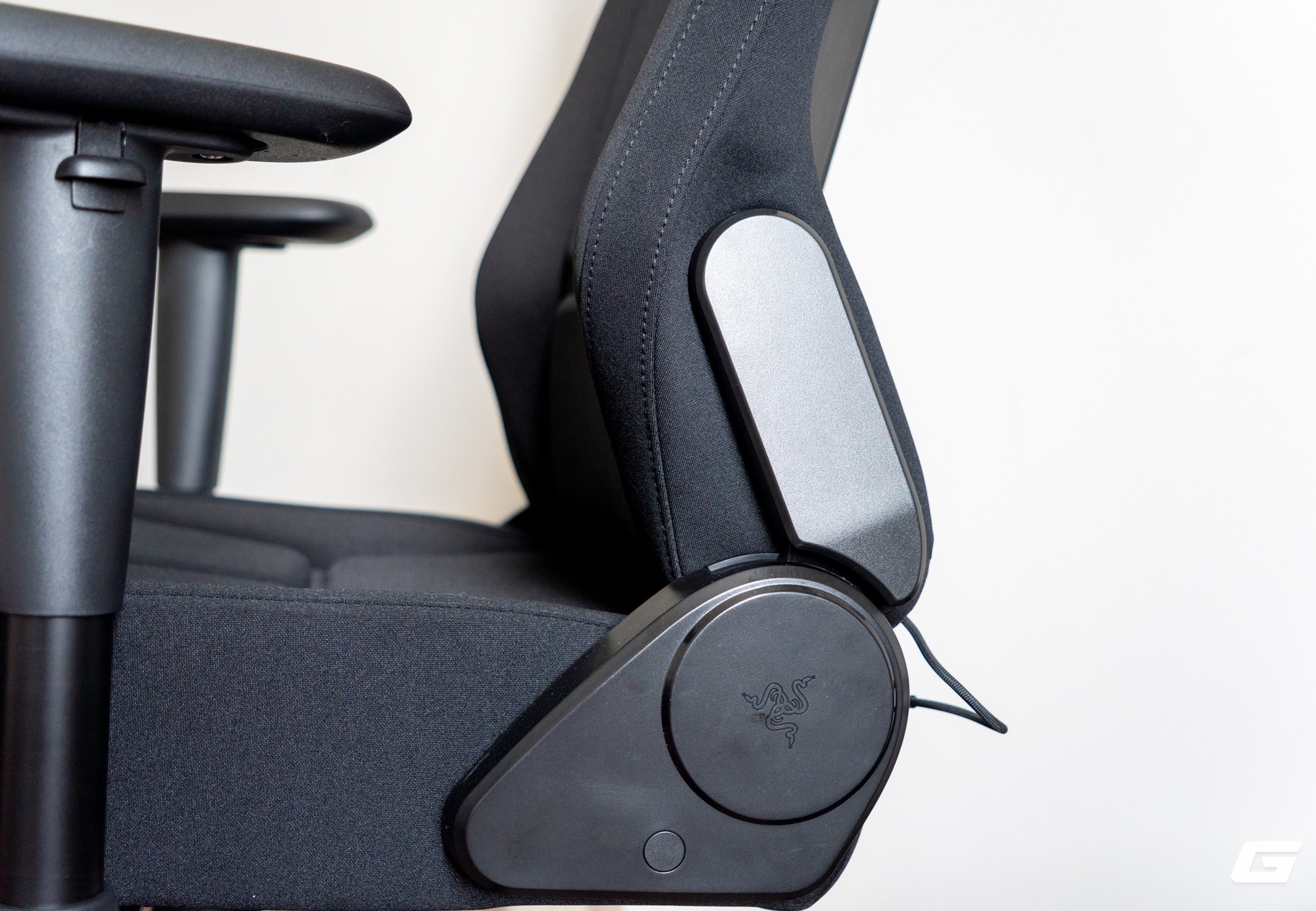 Trải nghiệm Soma Chroma: Ghế gaming RGB "kh&ocirc;ng d&acirc;y" 17,5 triệu đồng của Razer c&oacute; g&igrave; đ&aacute;ng ch&uacute; &yacute; - Ảnh 23.