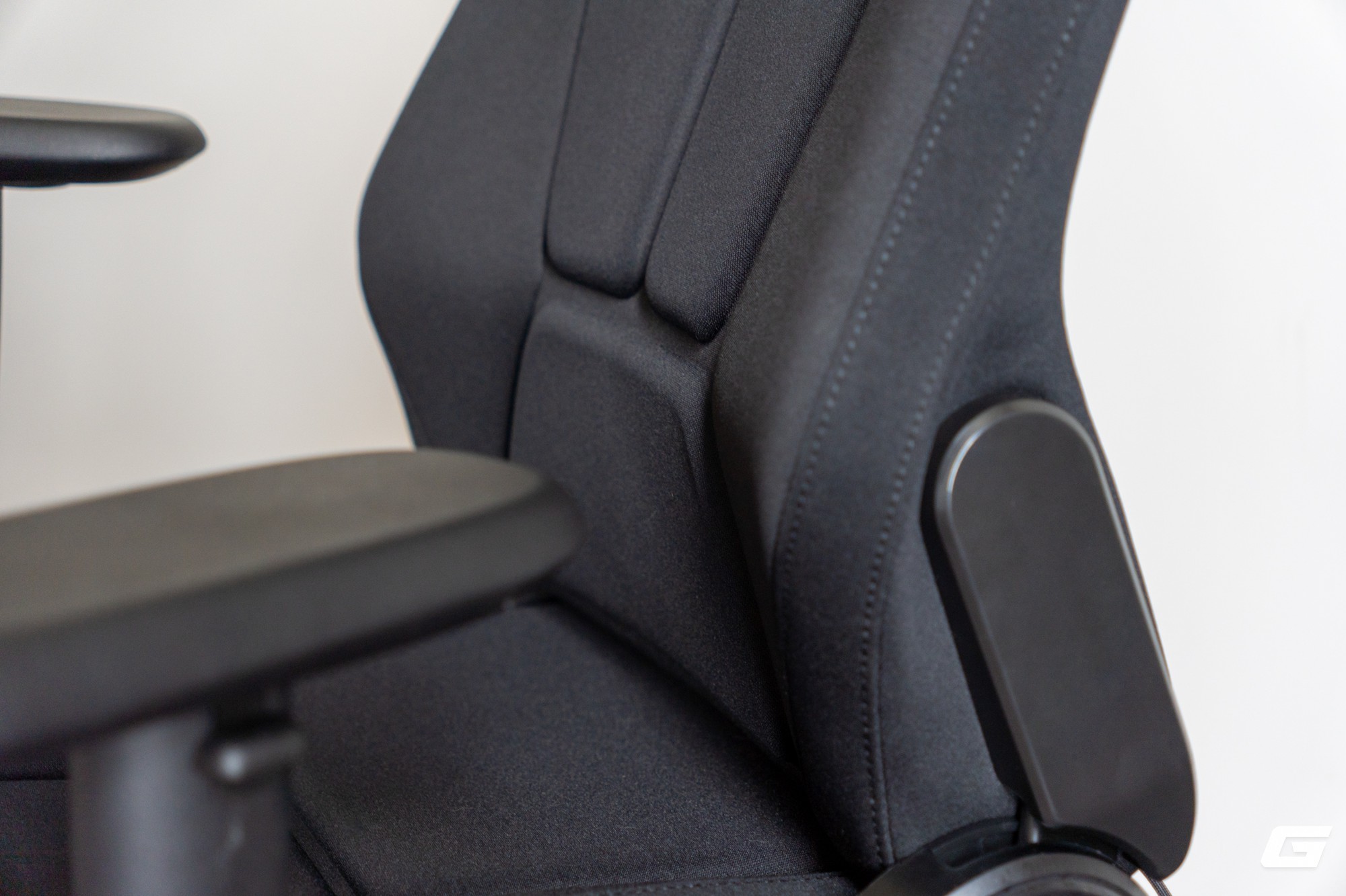 Trải nghiệm Soma Chroma: Ghế gaming RGB "kh&ocirc;ng d&acirc;y" 17,5 triệu đồng của Razer c&oacute; g&igrave; đ&aacute;ng ch&uacute; &yacute; - Ảnh 24.