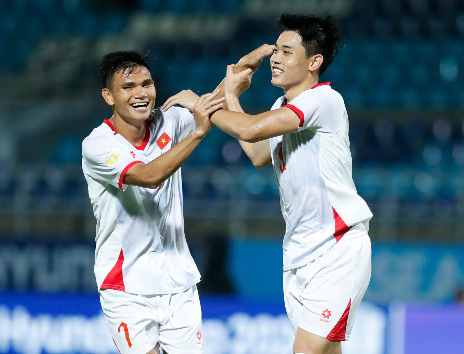 Lần đầu ti&ecirc;n trong lịch sử ASEAN Cup &aacute;p dụng luật gắt như World Cup: Che miệng tranh c&atilde;i c&oacute; thể nhận ngay thẻ đỏ! - Ảnh 1.