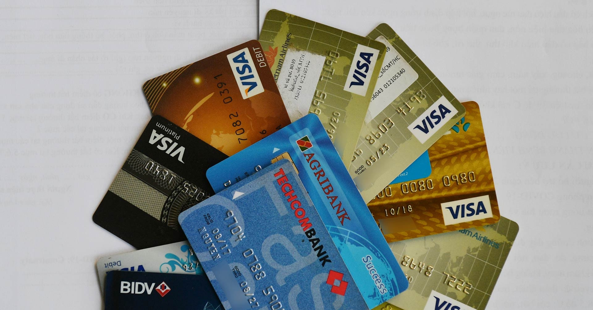 Phong tỏa t&agrave;i khoản ng&acirc;n h&agrave;ng, phạt tiền nếu người d&ugrave;ng nhận v&agrave; chuyển tiền với mục đ&iacute;ch sau - Ảnh 1.
