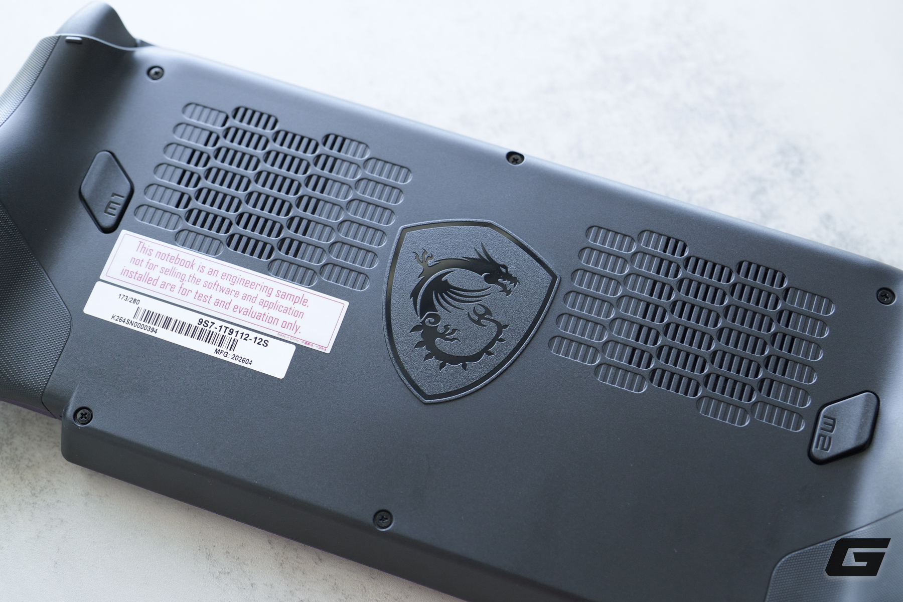 Tr&ecirc;n tay MSI Claw 8 EX AI+: Chip Intel Arc G3 Extreme, m&agrave;n h&igrave;nh lớn hơn, cầm sướng hơn, thiết kế cũng kh&aacute;c hẳn - Ảnh 11.