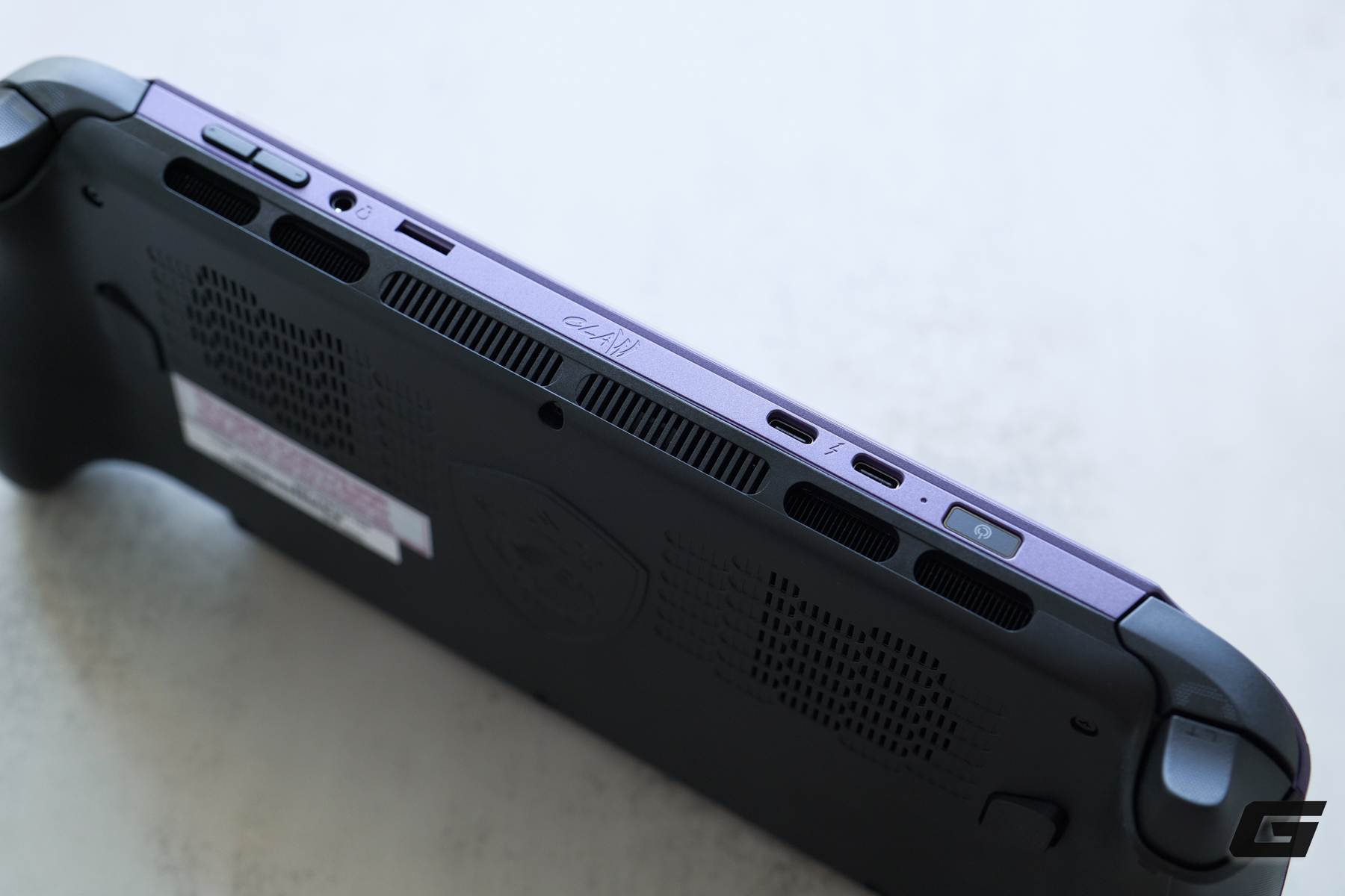 Tr&ecirc;n tay MSI Claw 8 EX AI+: Chip Intel Arc G3 Extreme, m&agrave;n h&igrave;nh lớn hơn, cầm sướng hơn, thiết kế cũng kh&aacute;c hẳn - Ảnh 13.