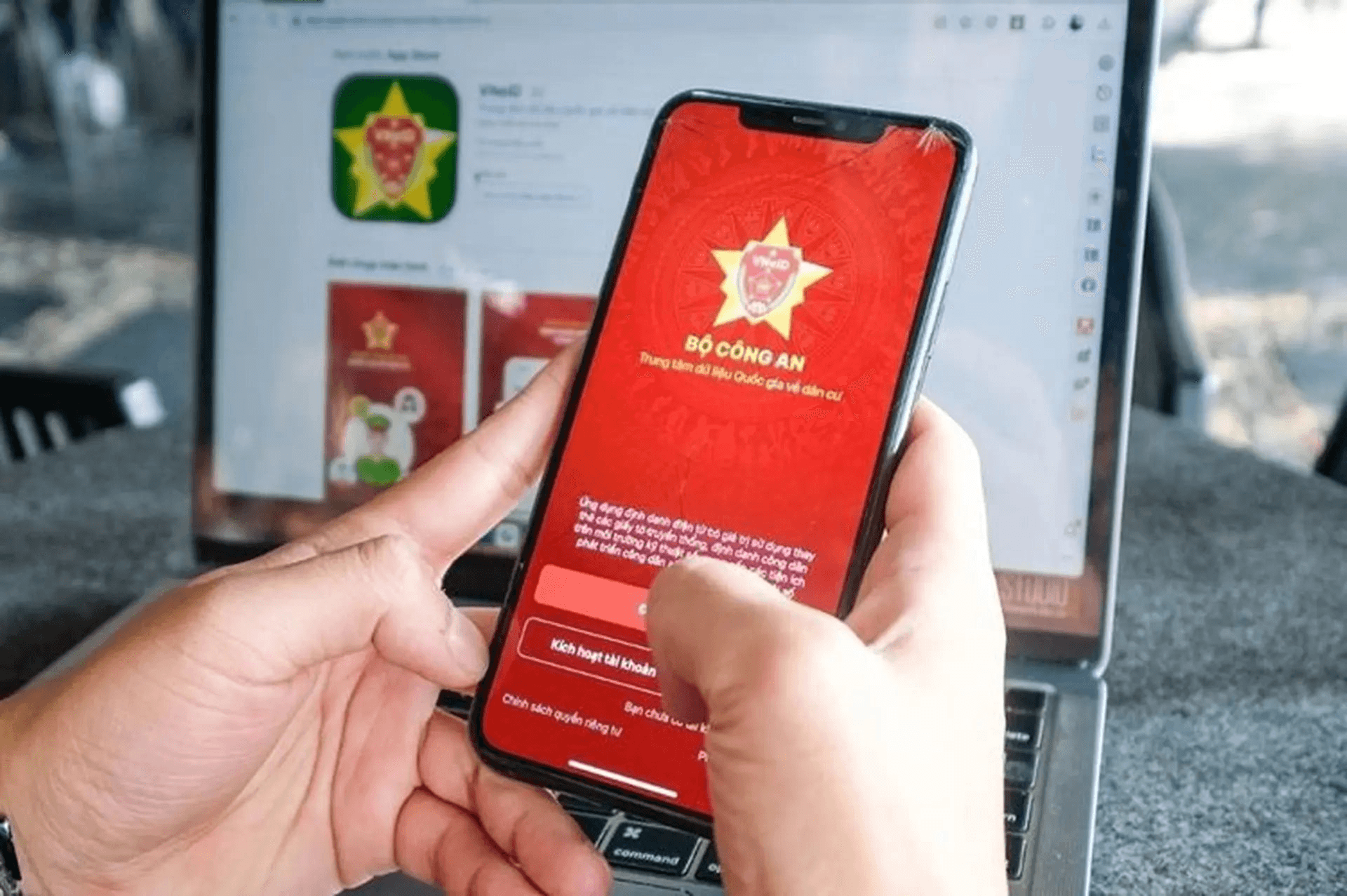 Từ h&ocirc;m nay, người d&acirc;n cần phải biết t&iacute;nh năng n&agrave;y tr&ecirc;n VNeID nếu kh&ocirc;ng muốn bị phạt tiền l&ecirc;n đến 12 triệu đồng- Ảnh 1.