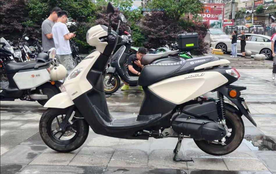 X&oacute;a bỏ lốp trơn trượt, Yamaha Jog i Plus lột x&aacute;c nhằm lật đổ xe quốc d&acirc;n Honda Vision - Ảnh 1.
