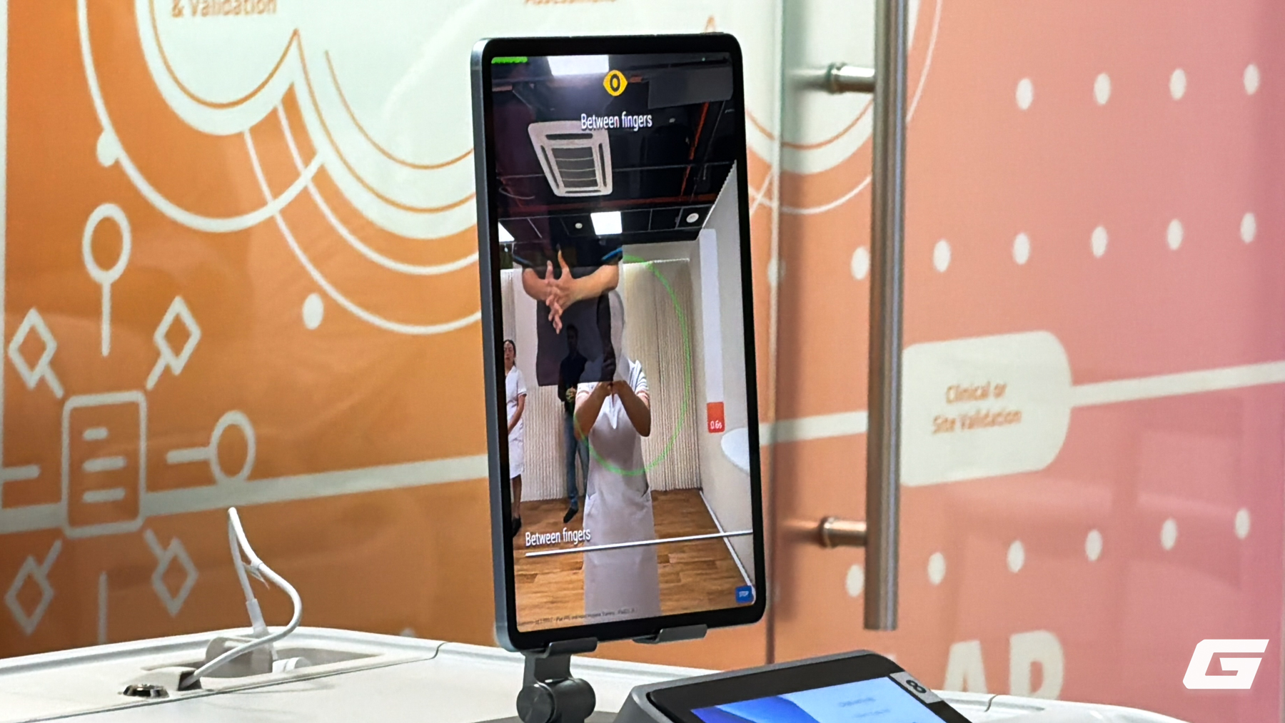 Từ rửa tay đến đồ bảo hộ: Khi iPad trở th&agrave;nh &ldquo;huấn luyện vi&ecirc;n AI&rdquo; trong bệnh viện Singapore - Ảnh 2.