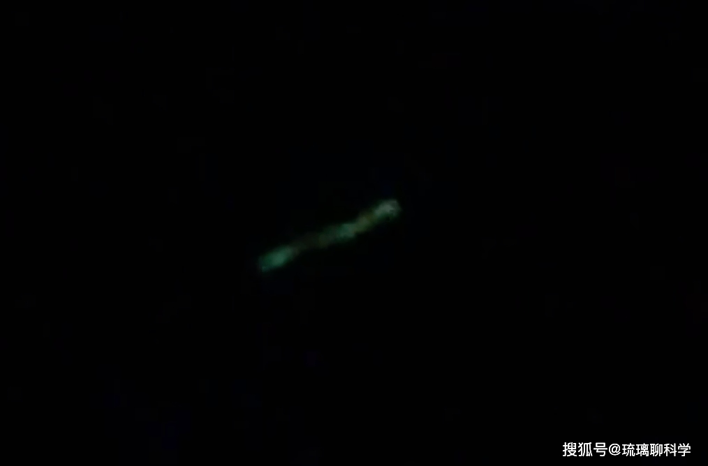Dải ánh sáng xanh kỳ lạ xuất hiện trên bầu trời châu Âu và sự thật phía sau nghi vấn UFO - Ảnh 2.
