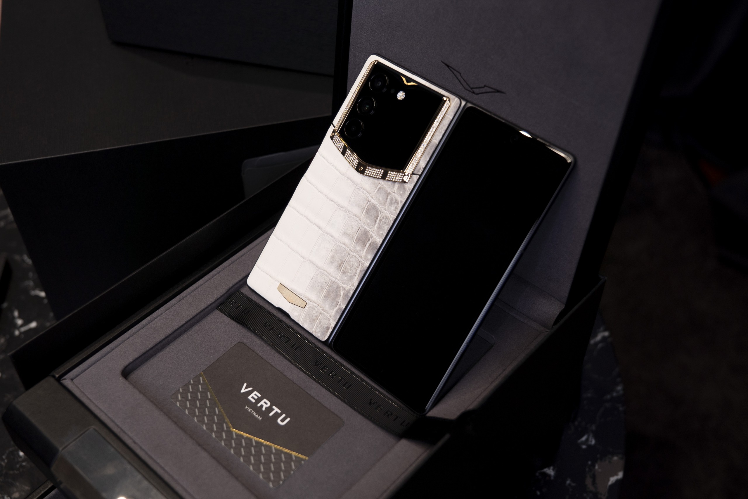 Gallery - Điện thoại gập của Vertu mở bán tại Việt Nam: Bản "xa xỉ" nhất đổi được 16 chiếc Samsung Galaxy Z Fold8 1TB