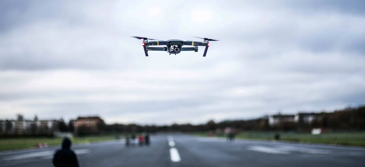 Drone từng l&agrave; m&oacute;n đồ chơi v&agrave;i triệu đồng, giờ c&oacute; thể khiến m&aacute;y bay chở kh&aacute;ch phải đổi hướng - Ảnh 2.