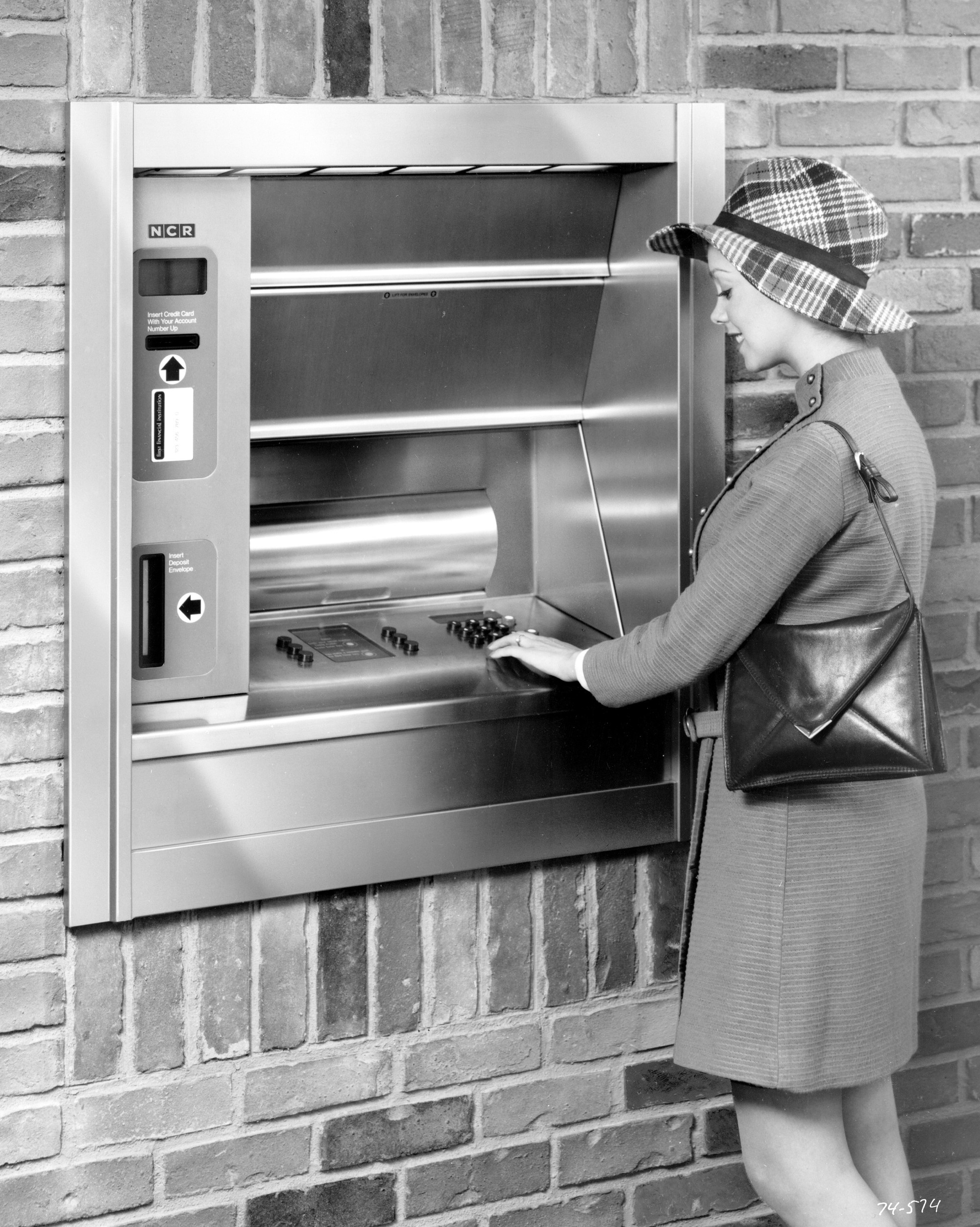 V&igrave; sao gọi l&agrave; thẻ ATM? - Ảnh 1.