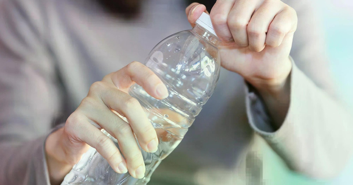 Lời khuy&ecirc;n cho những người thường uống nước trong chai nhựa d&ugrave;ng 1 lần - Ảnh 3.